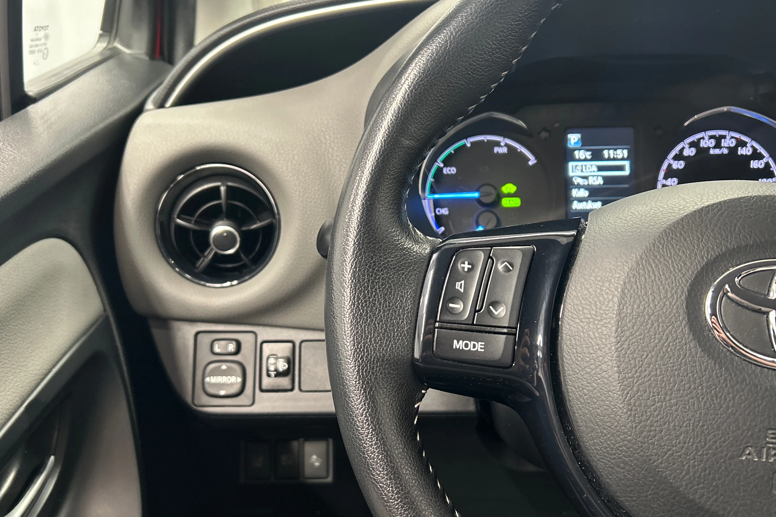 Punainen Toyota Yaris 2017 kuva 14.