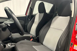 Punainen Toyota Yaris 2017 kuva 23.