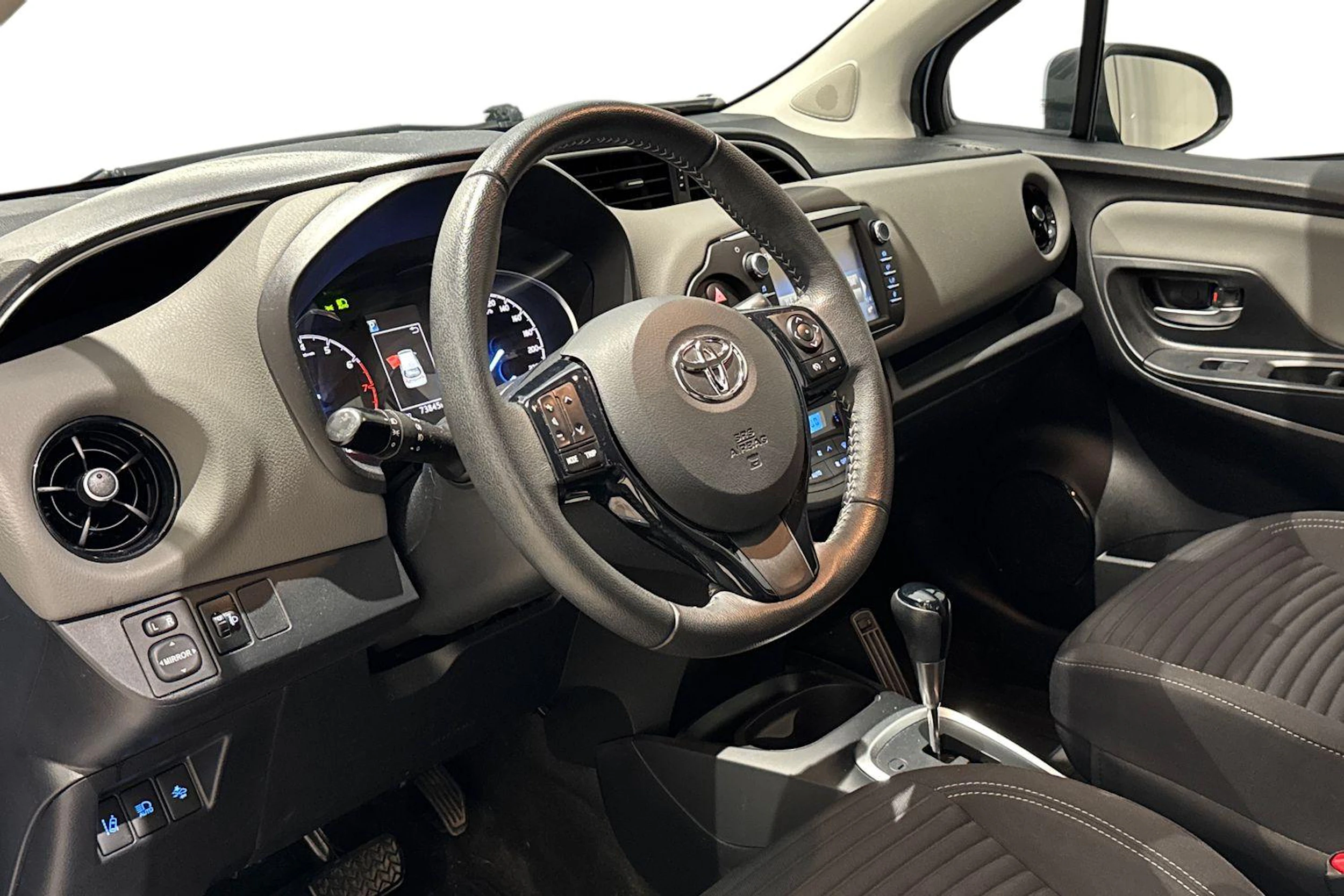 sininen Toyota Yaris 2017 kuva 6.