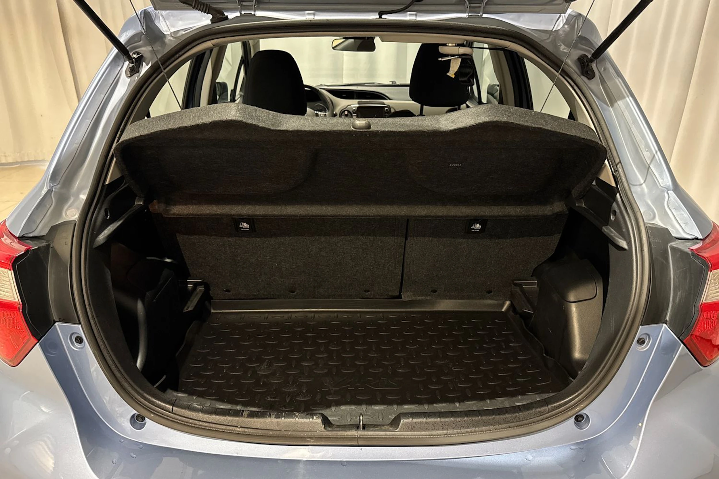 sininen Toyota Yaris 2017 kuva 12.