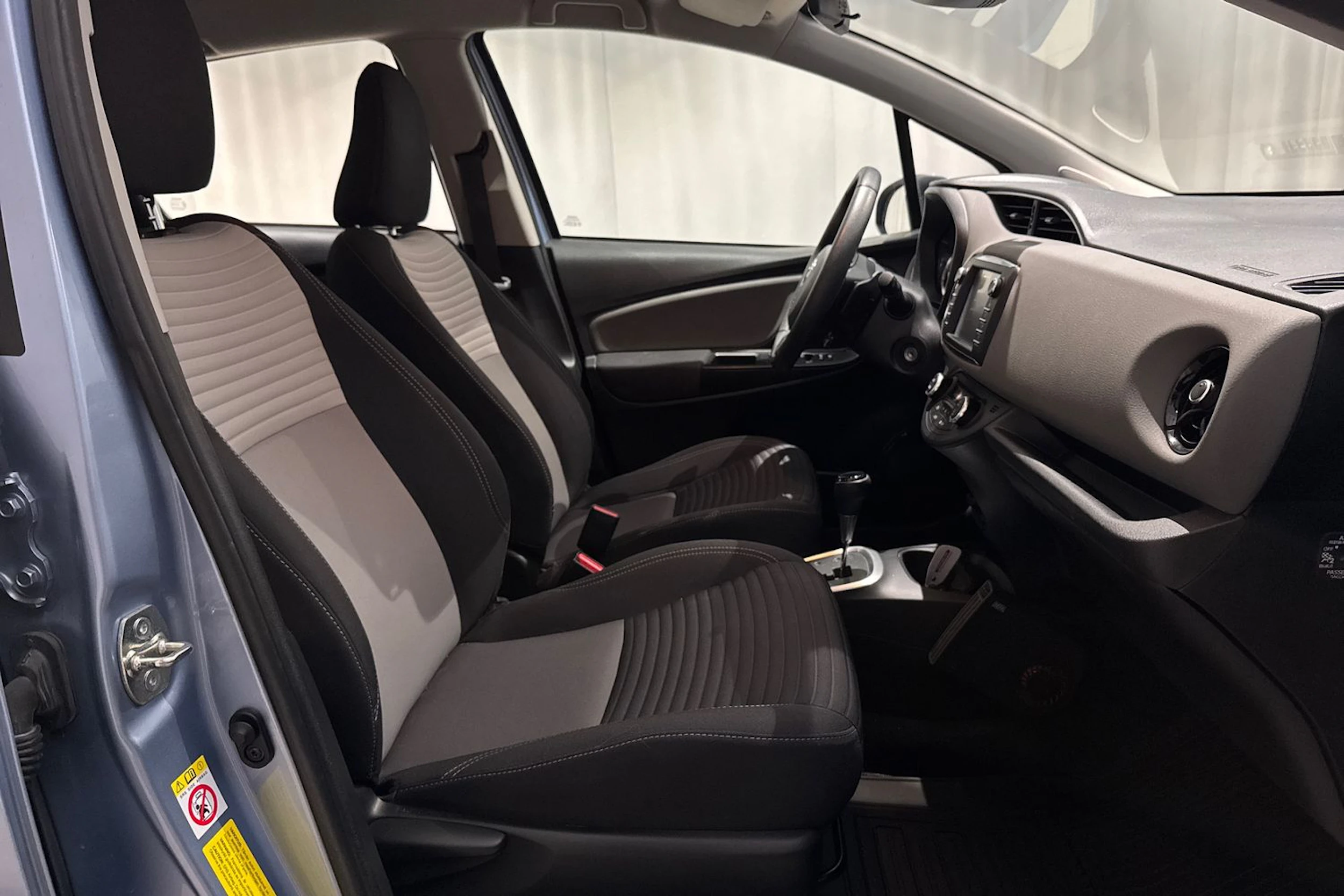 sininen Toyota Yaris 2017 kuva 13.