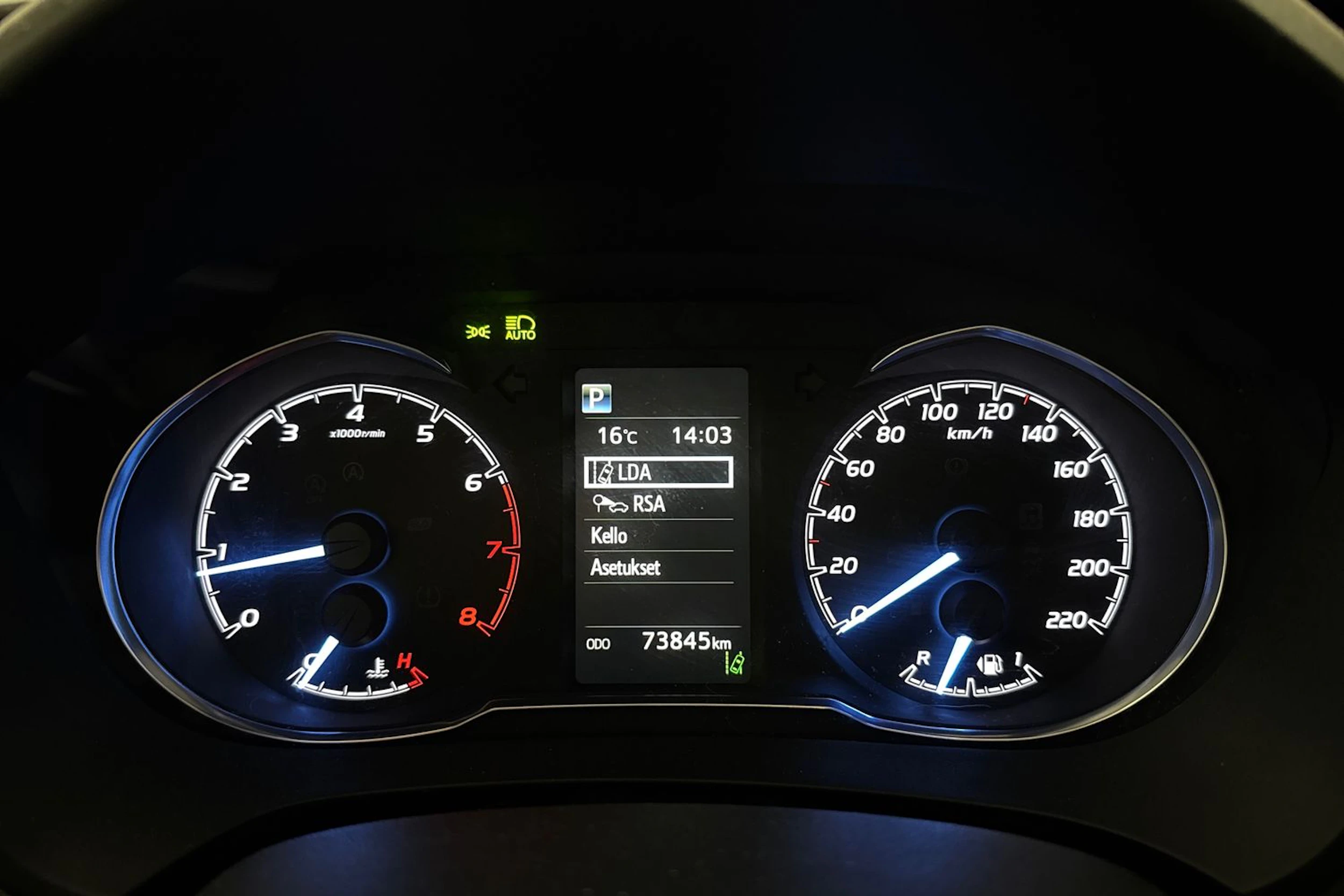 sininen Toyota Yaris 2017 kuva 17.