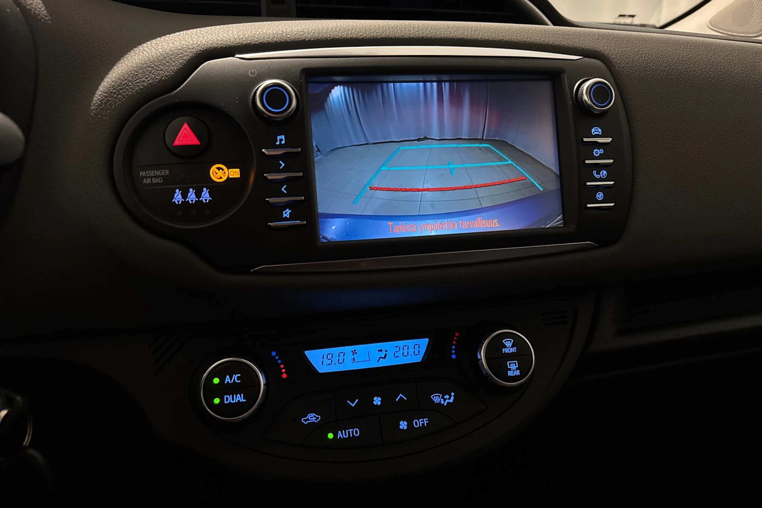 sininen Toyota Yaris 2017 kuva 19.