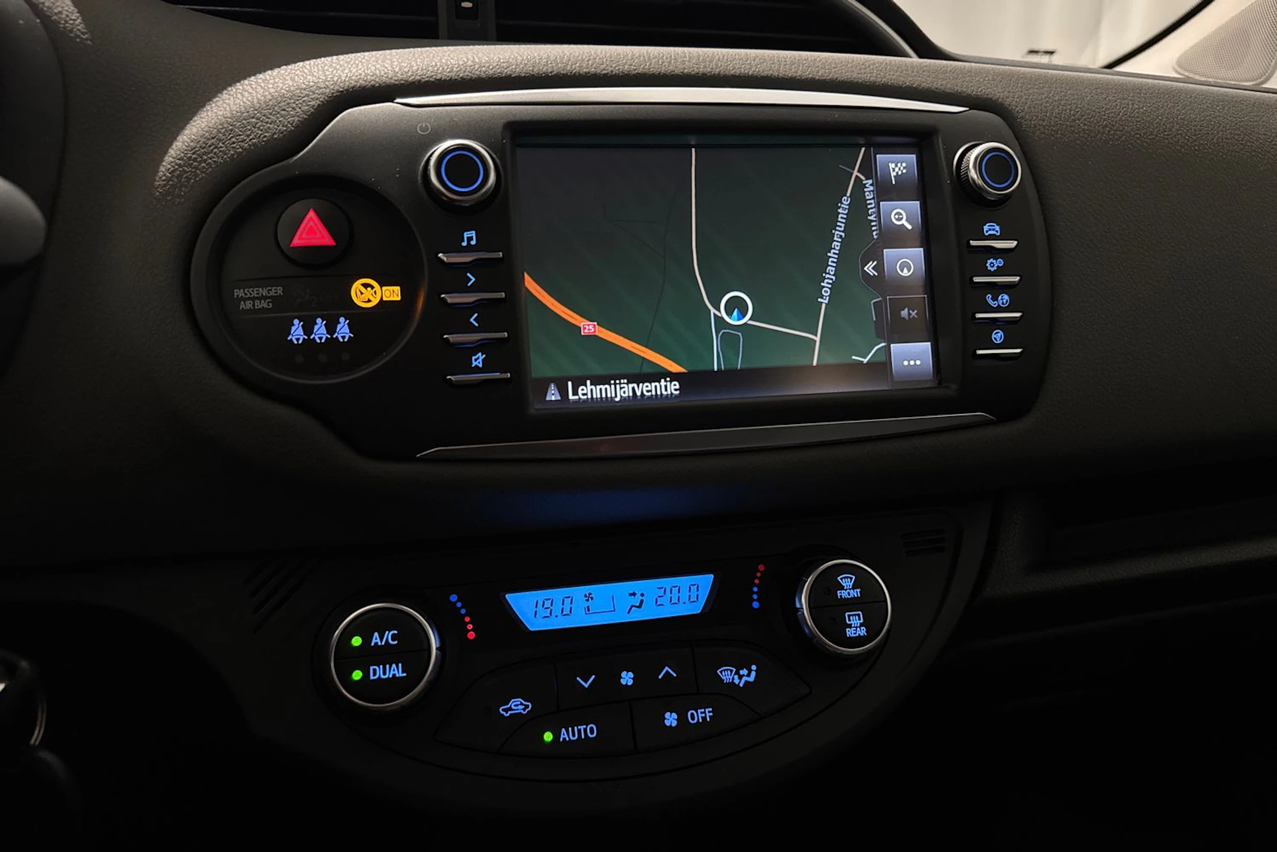sininen Toyota Yaris 2017 kuva 21.