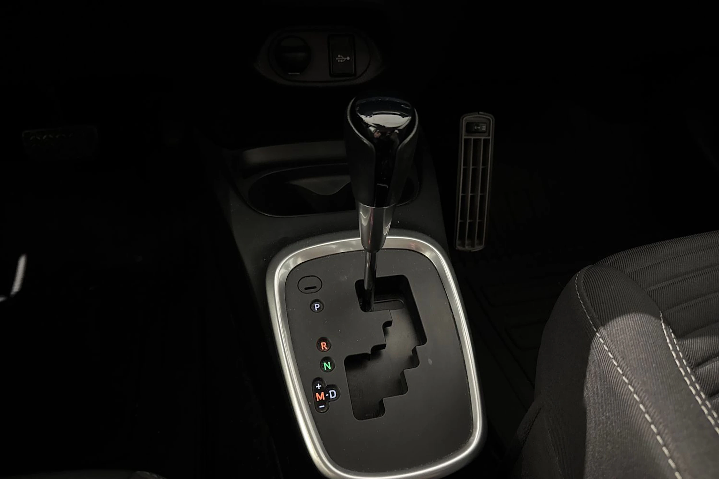 sininen Toyota Yaris 2017 kuva 22.