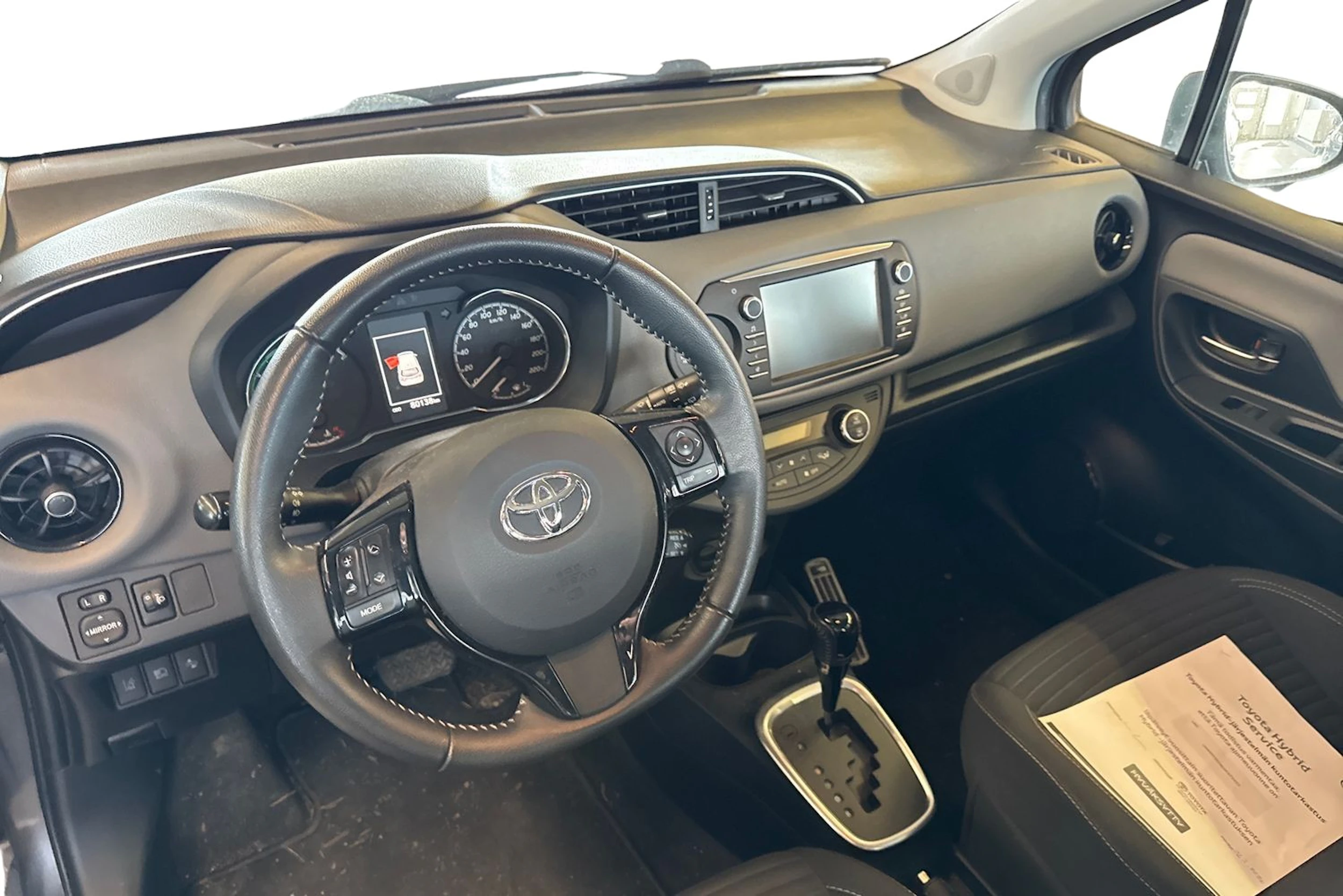 harmaa Toyota Yaris 2017 kuva 3.