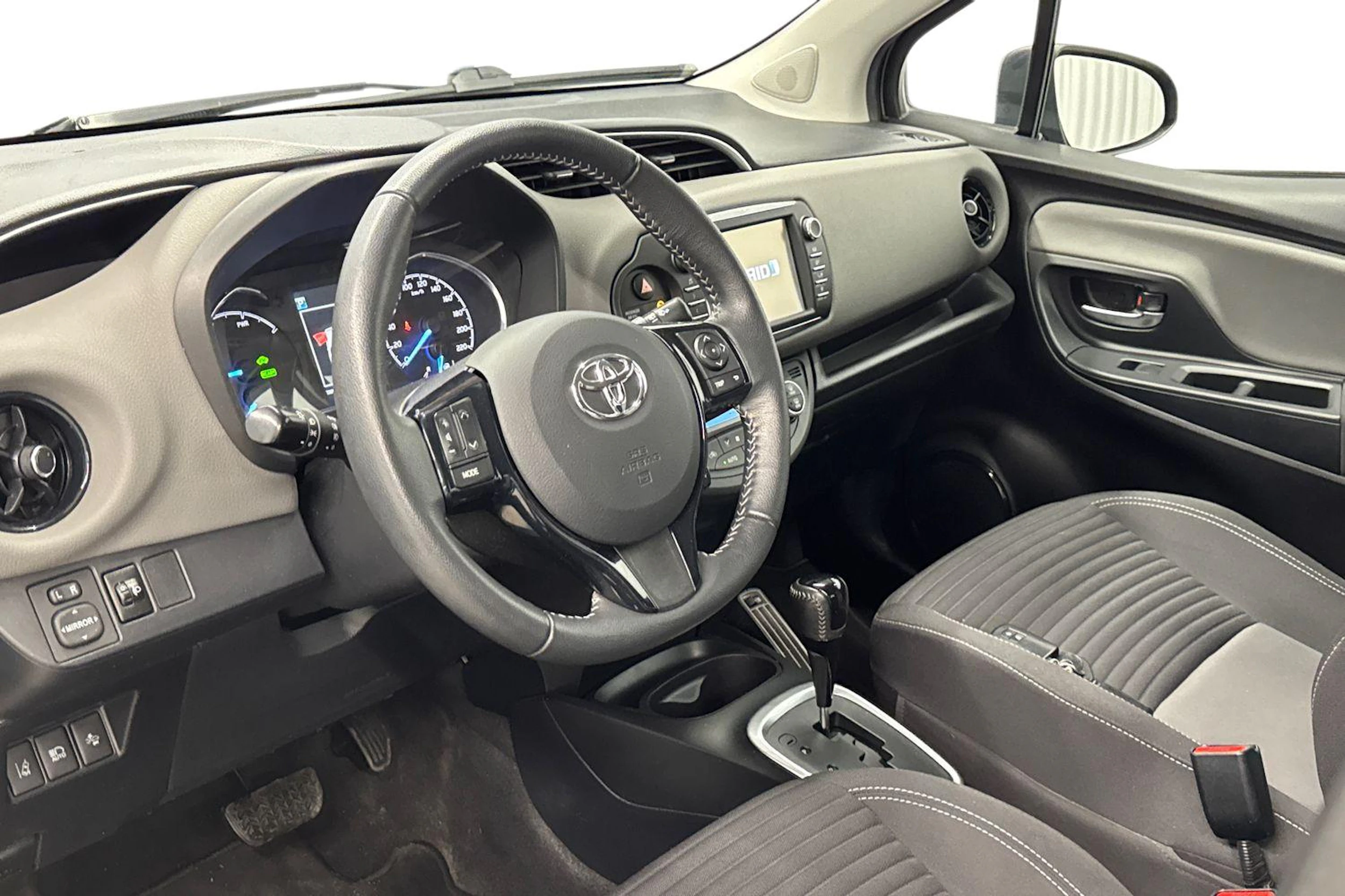 harmaa Toyota Yaris 2017 kuva 6.