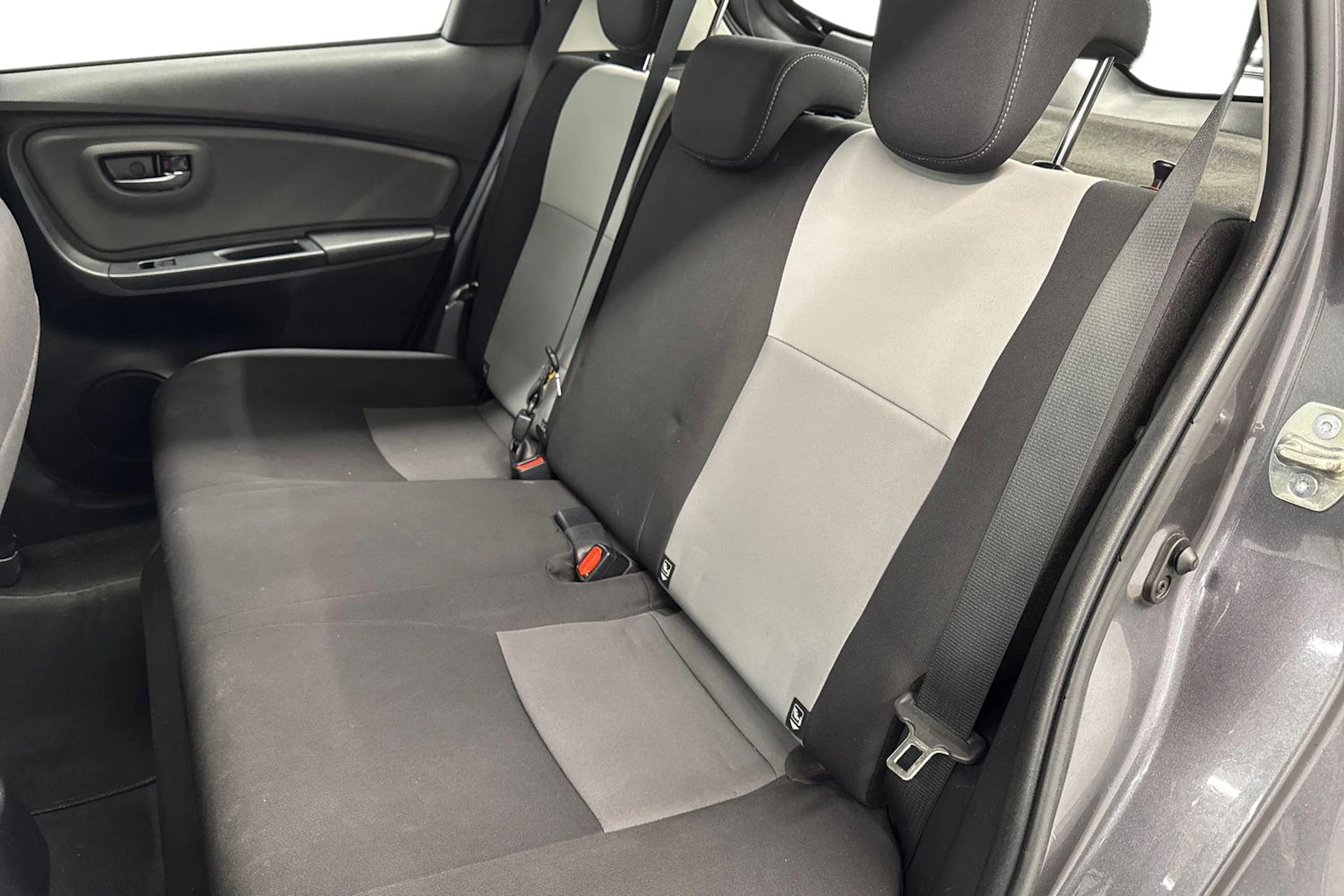 harmaa Toyota Yaris 2017 kuva 8.