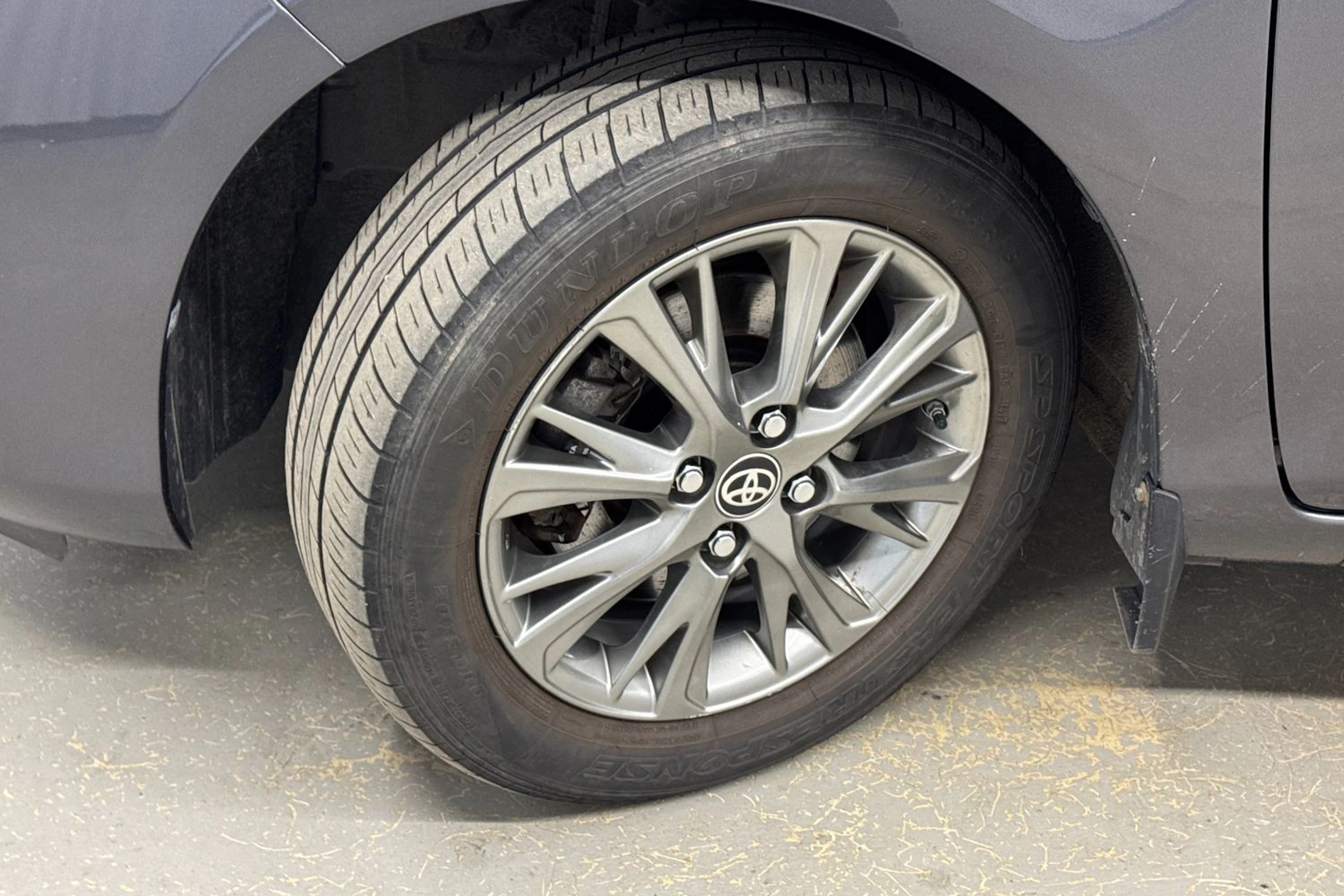 harmaa Toyota Yaris 2017 kuva 10.