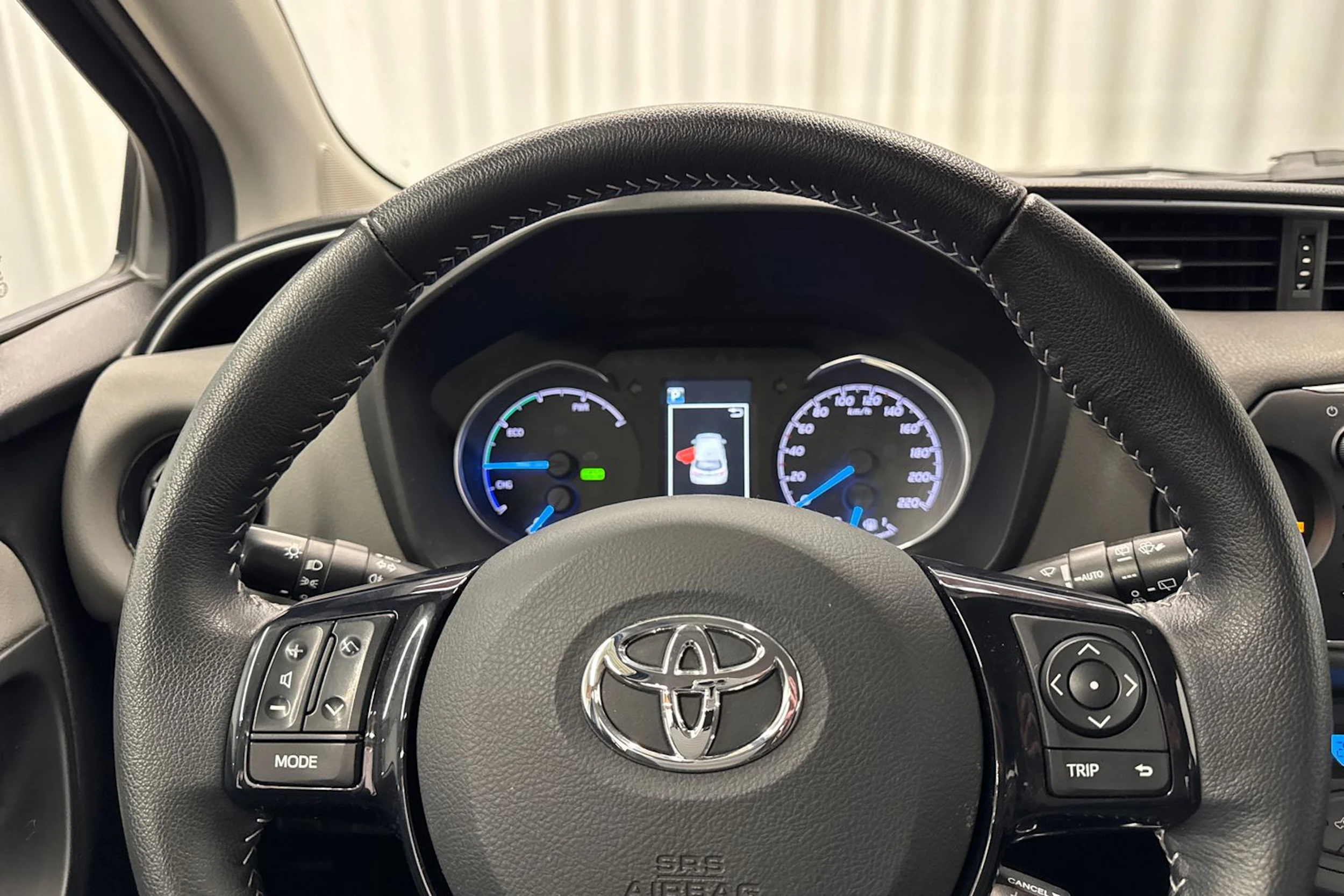 harmaa Toyota Yaris 2017 kuva 11.