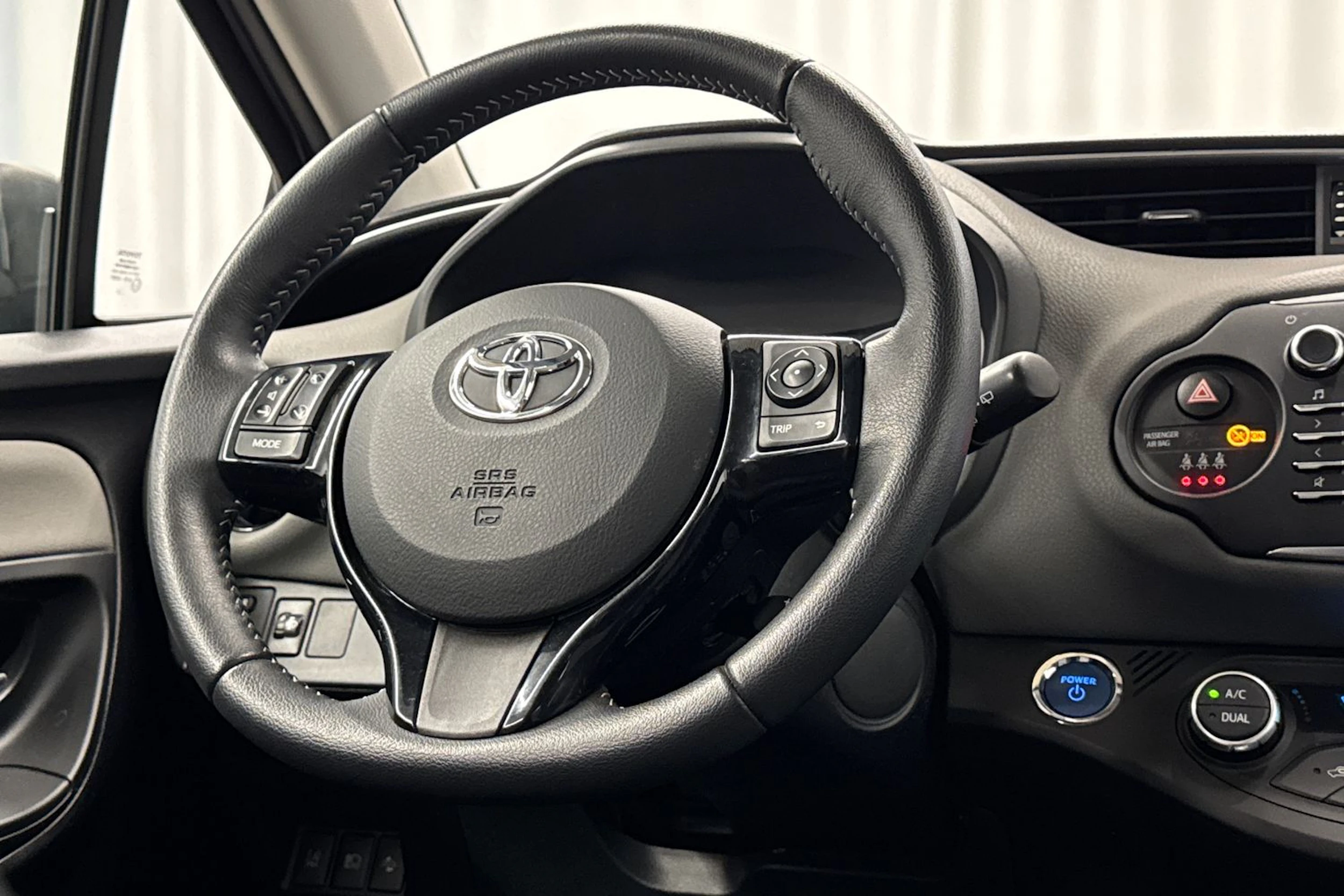 harmaa Toyota Yaris 2017 kuva 12.