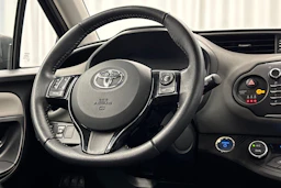 harmaa Toyota Yaris 2017 kuva 12.