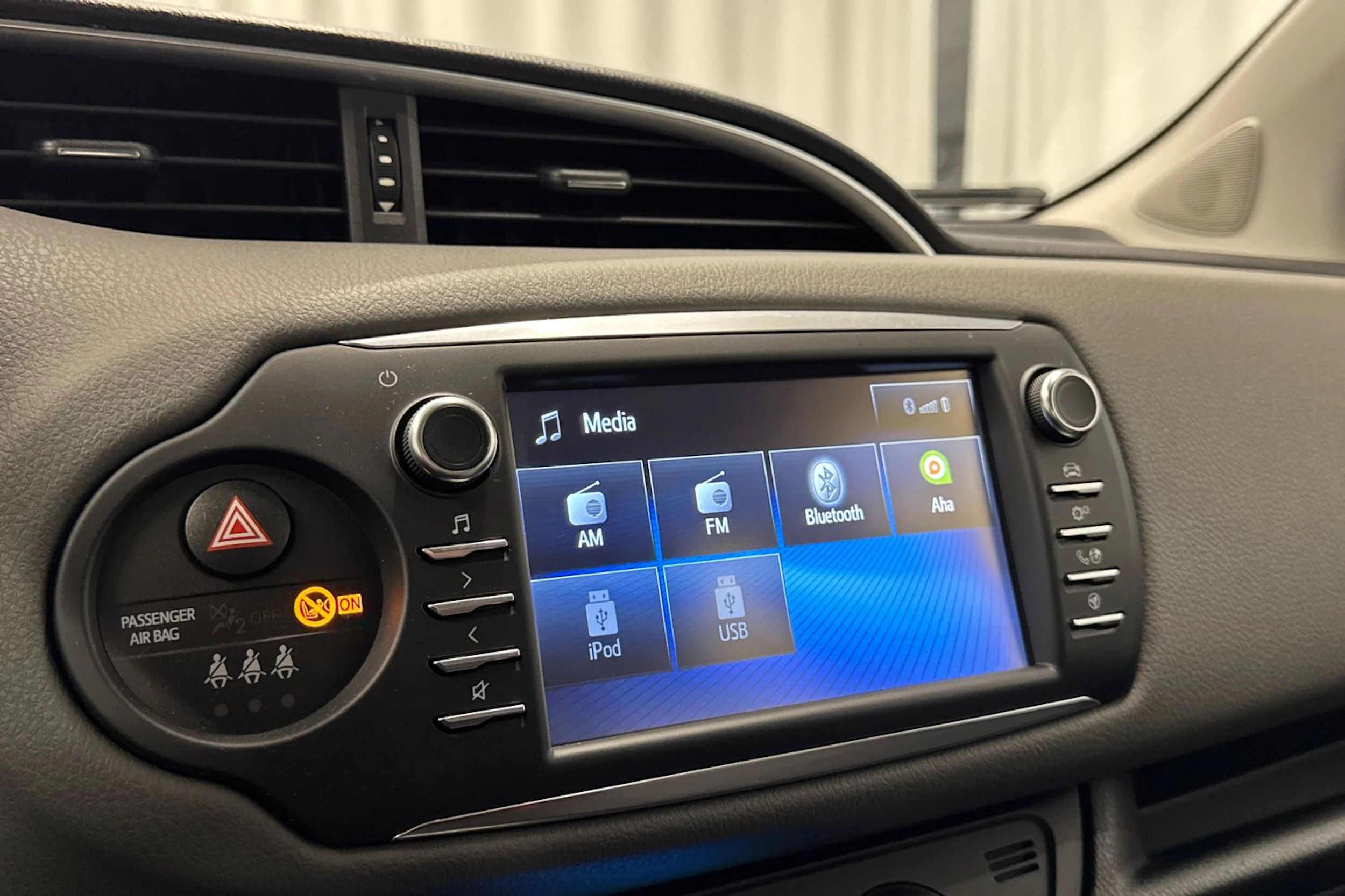 harmaa Toyota Yaris 2017 kuva 14.