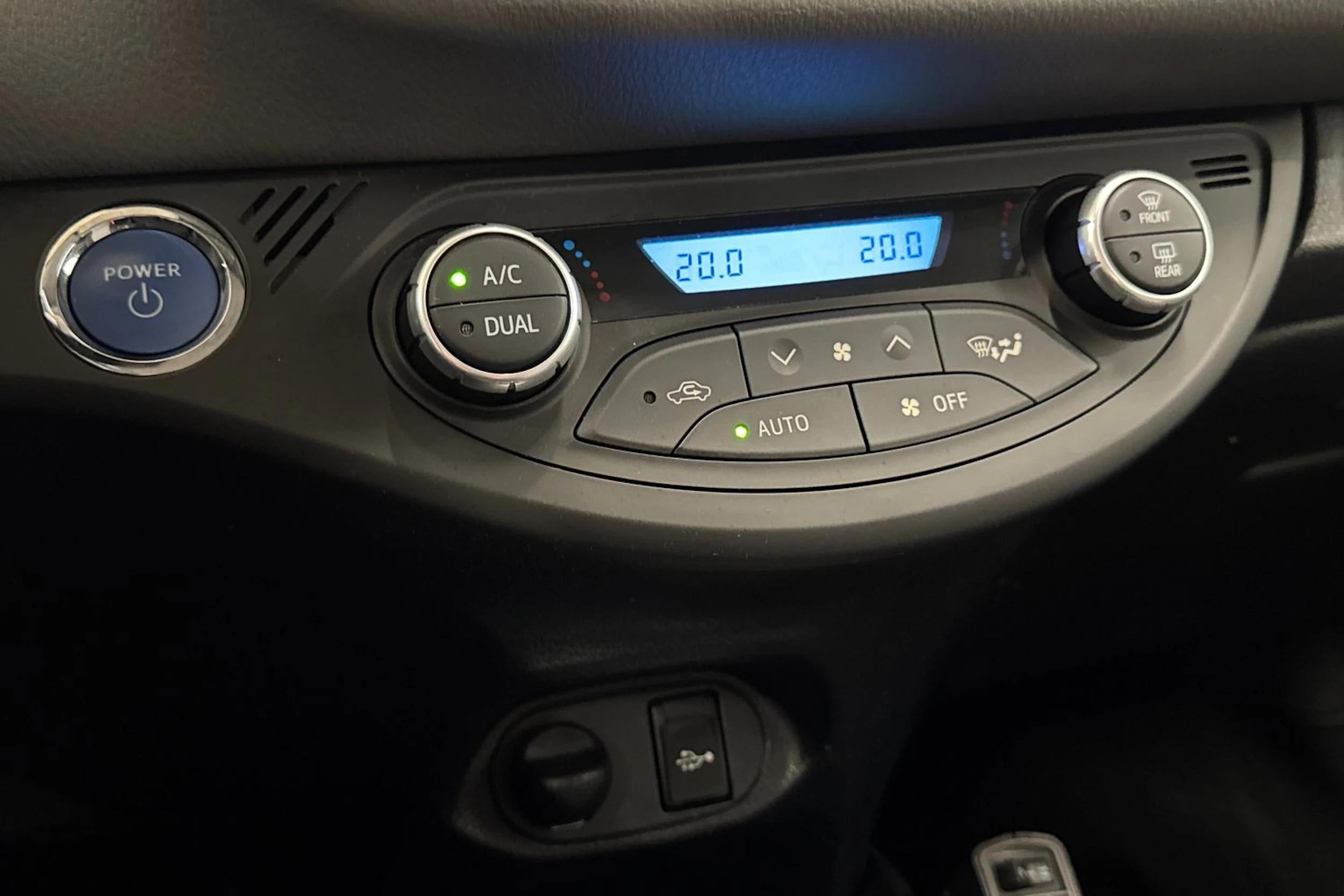 harmaa Toyota Yaris 2017 kuva 15.