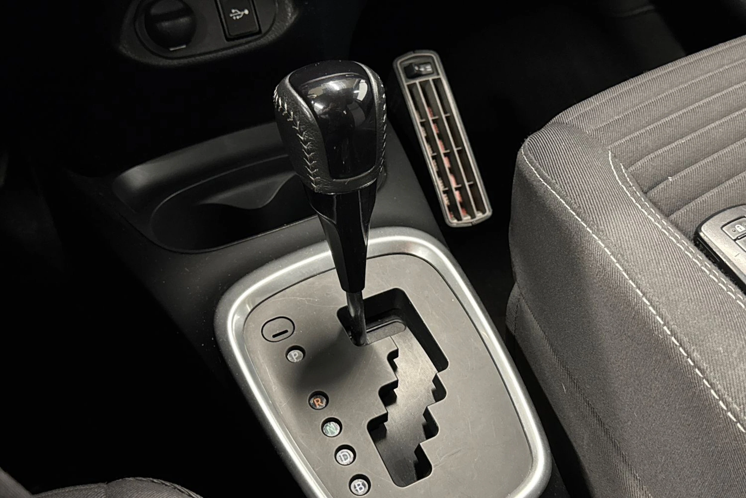 harmaa Toyota Yaris 2017 kuva 16.