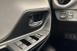 harmaa Toyota Yaris 2017 kuva 17.