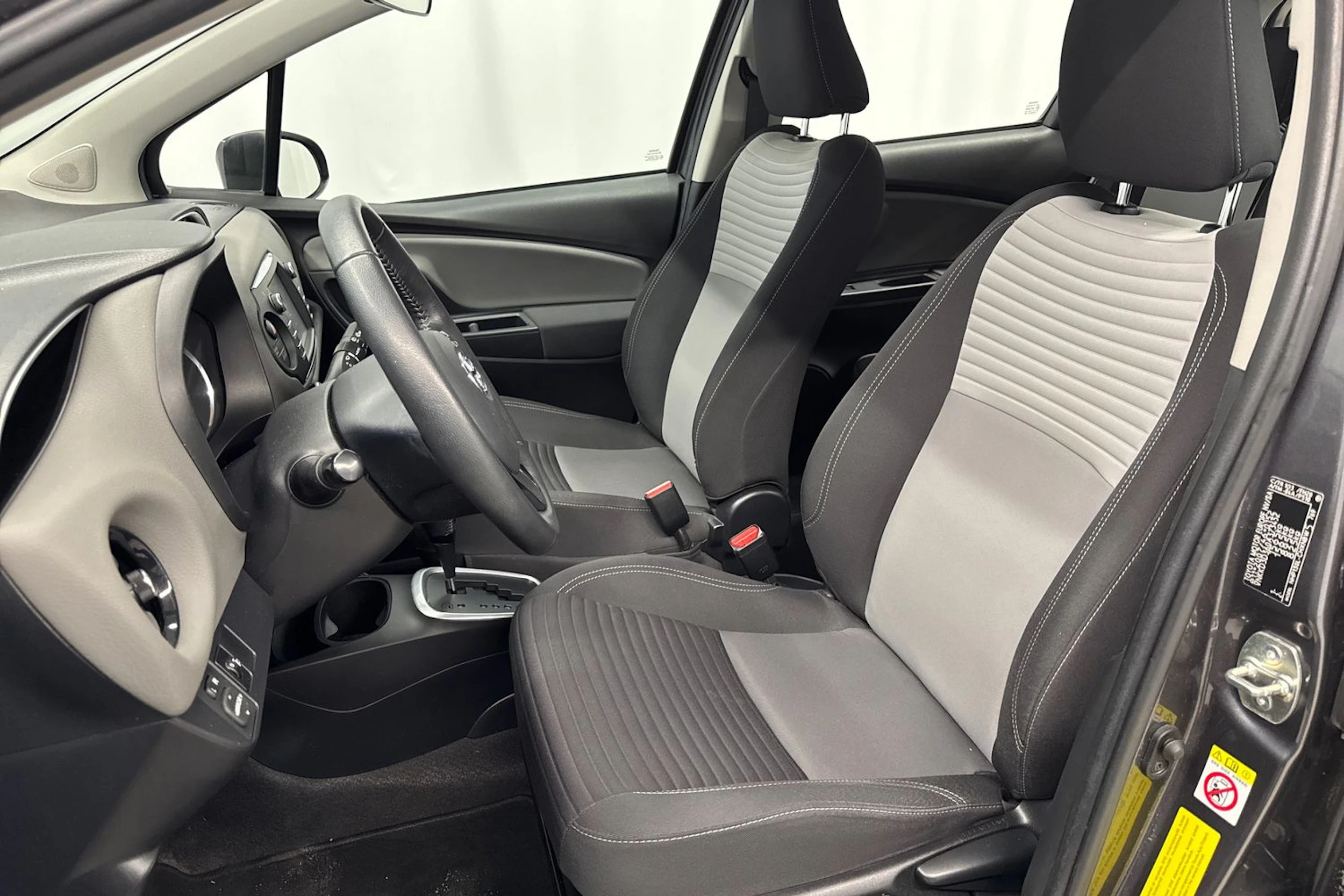 harmaa Toyota Yaris 2017 kuva 20.