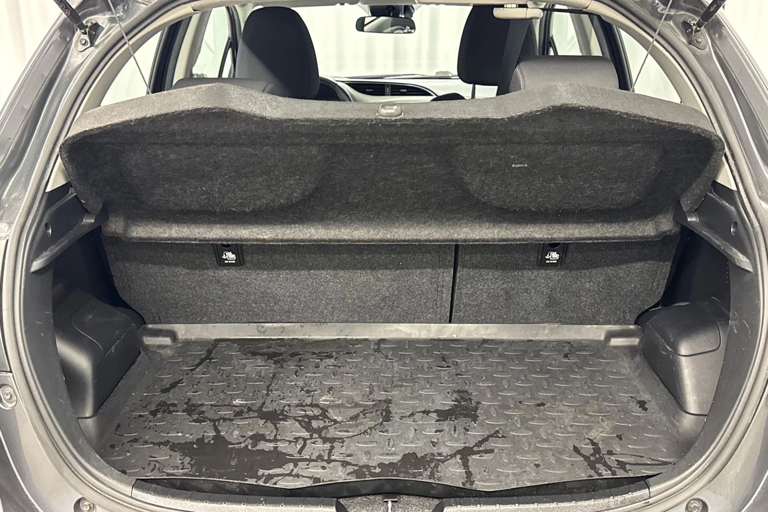 harmaa Toyota Yaris 2017 kuva 21.