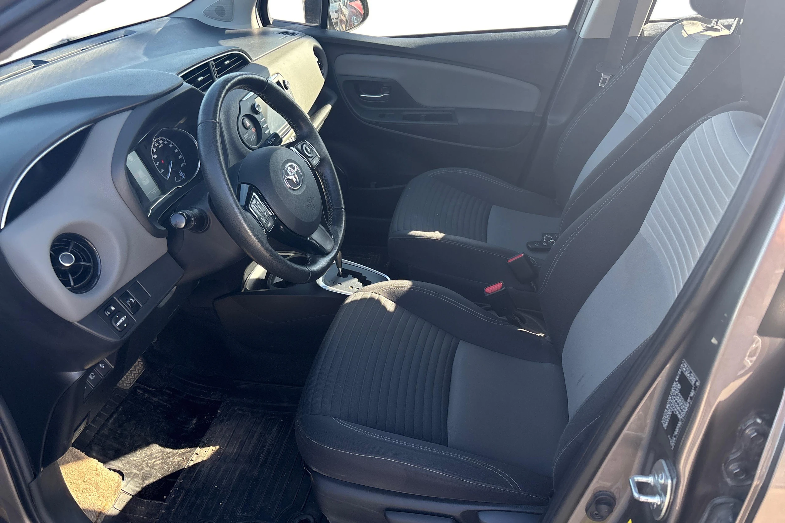harmaa Toyota Yaris 2017 kuva 3.