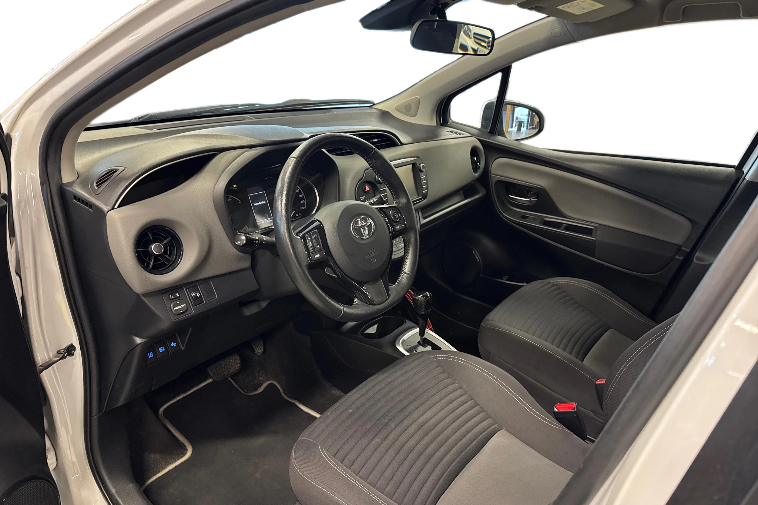 valkoinen Toyota Yaris 2017 kuva 3.