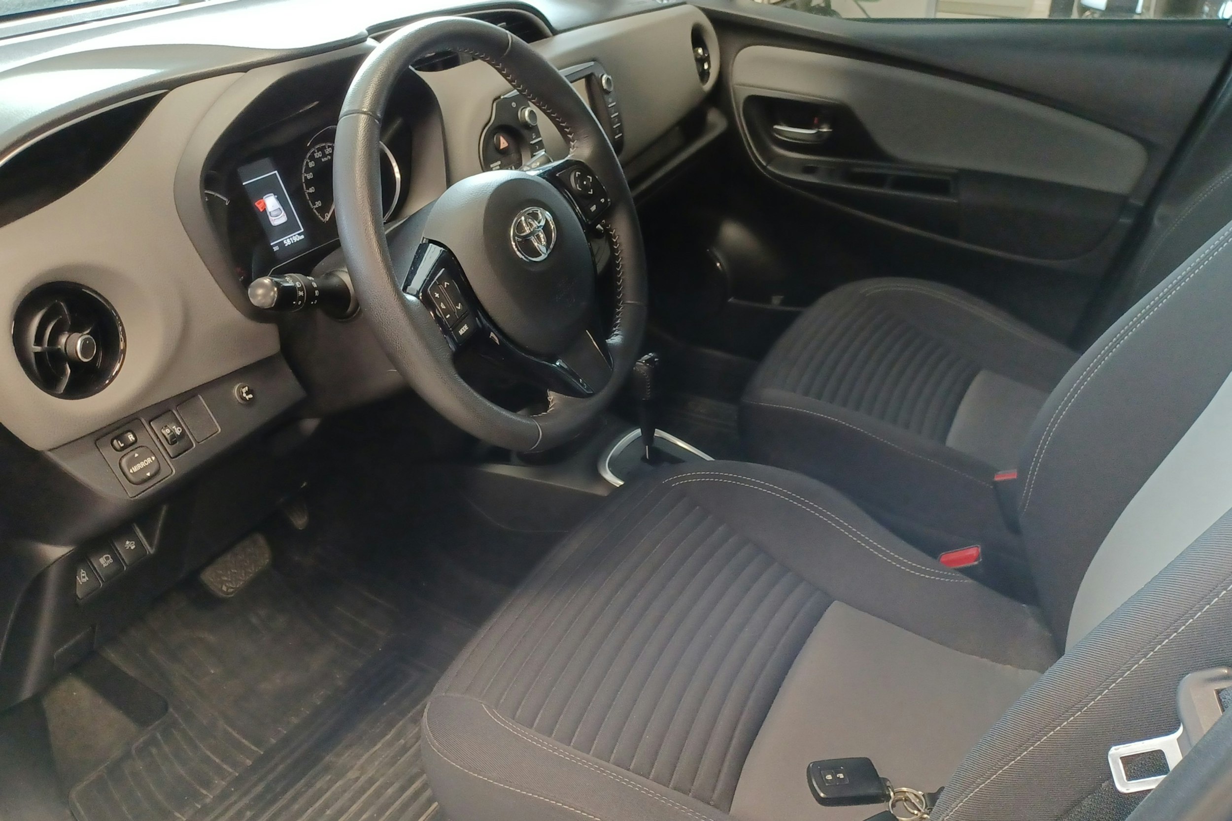 Sininen Toyota Yaris 2017 kuva 3.