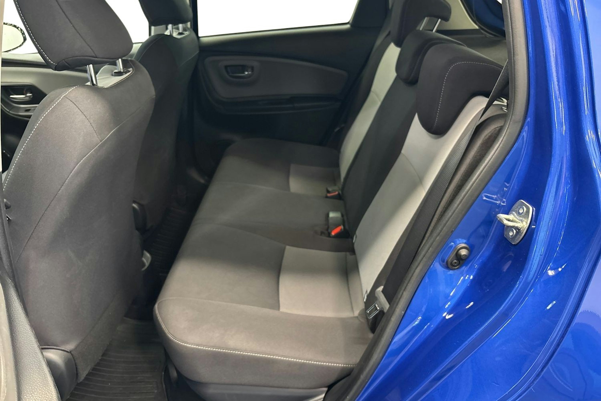 Sininen Toyota Yaris 2017 kuva 10.