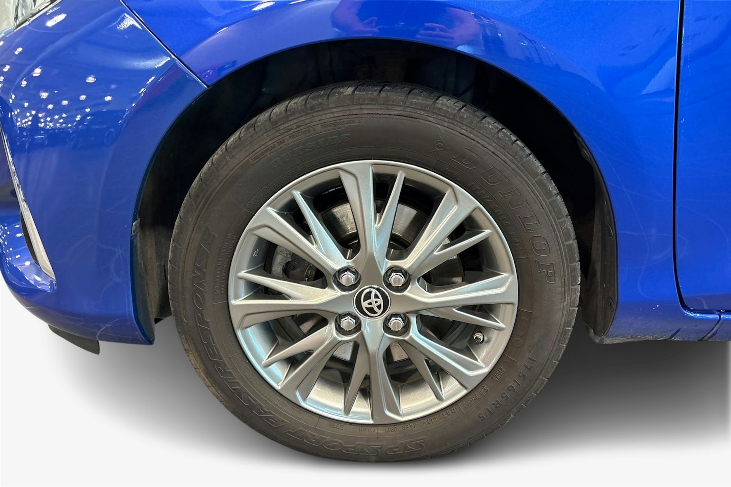 Sininen Toyota Yaris 2017 kuva 11.