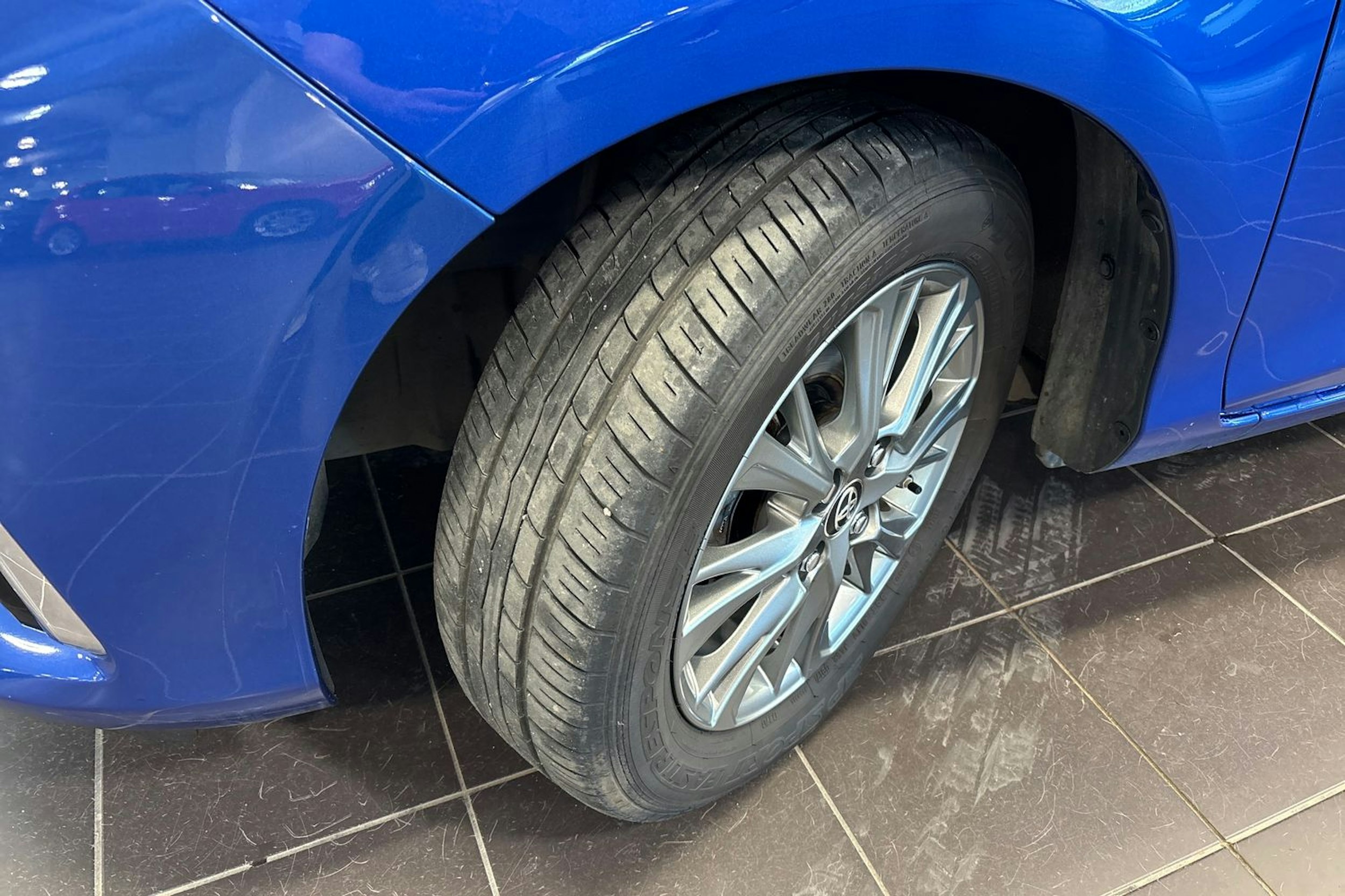 Sininen Toyota Yaris 2017 kuva 13.