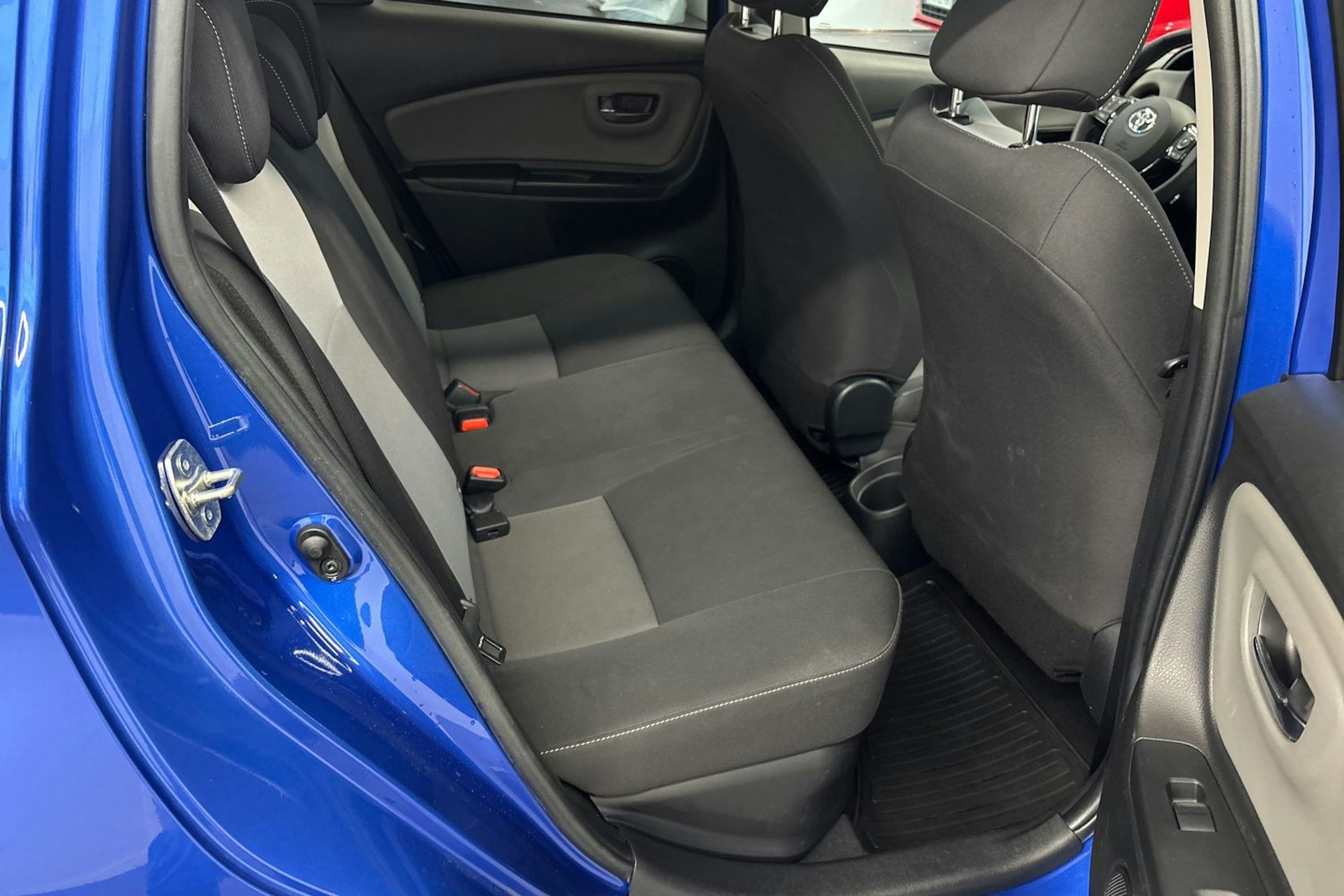 Sininen Toyota Yaris 2017 kuva 16.