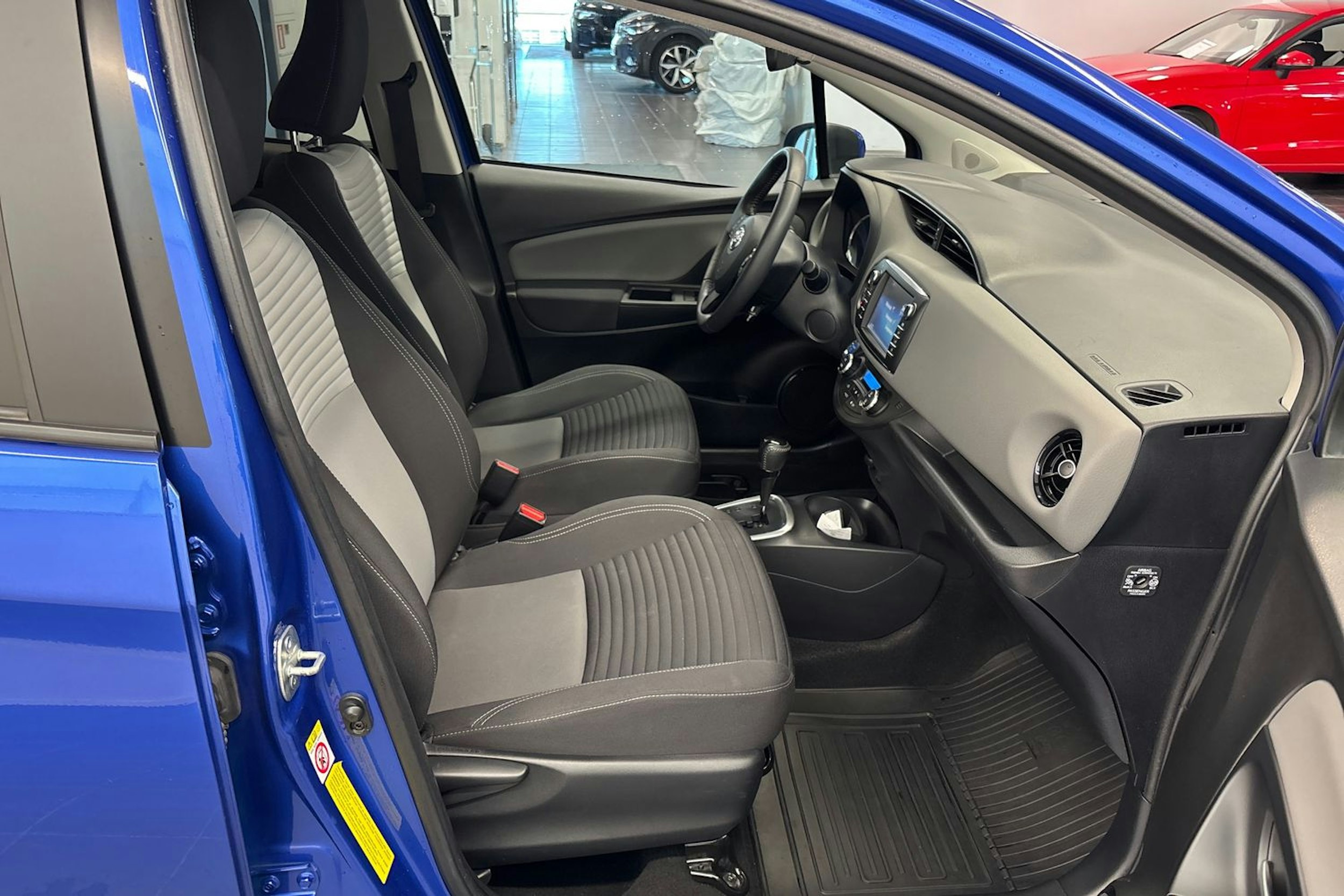 Sininen Toyota Yaris 2017 kuva 17.
