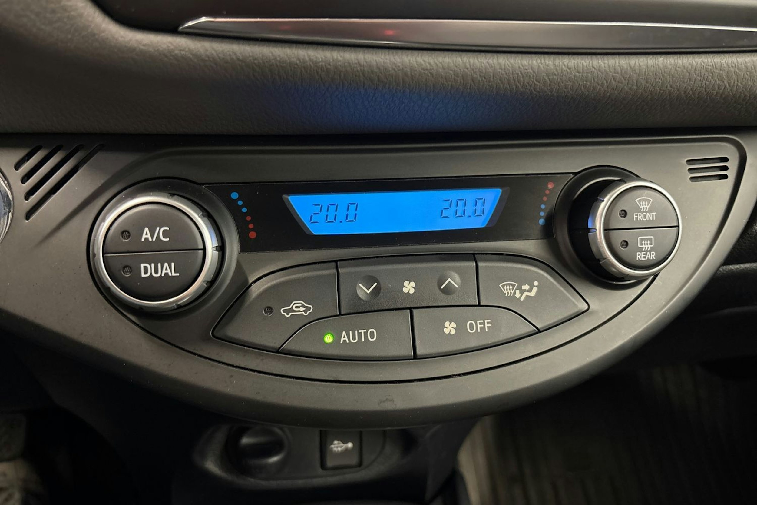 Sininen Toyota Yaris 2017 kuva 20.