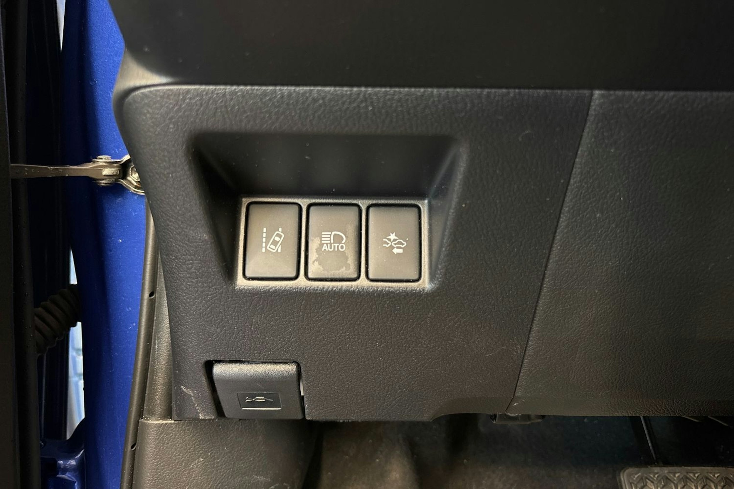 Sininen Toyota Yaris 2017 kuva 22.