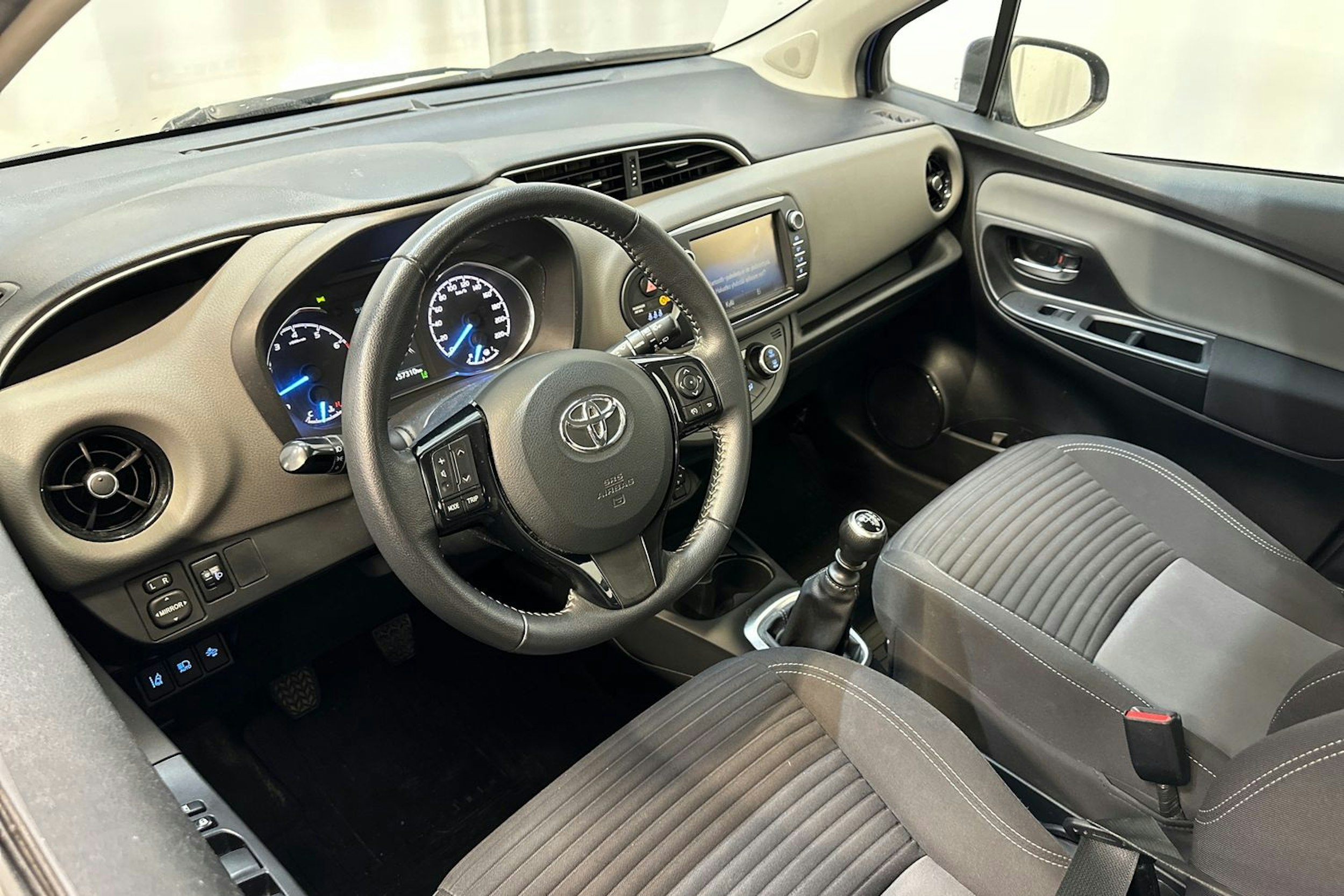 sininen Toyota Yaris 2018 kuva 3.