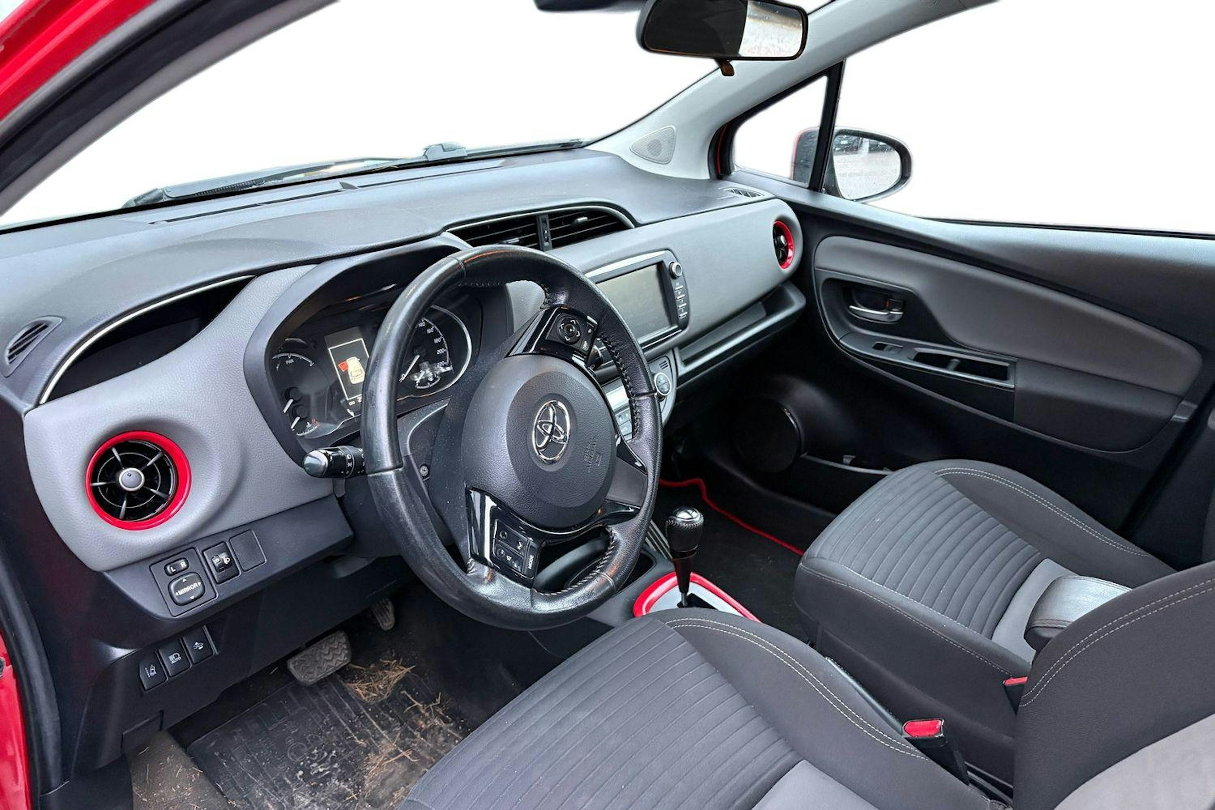 punainen Toyota Yaris 2018 kuva 3.