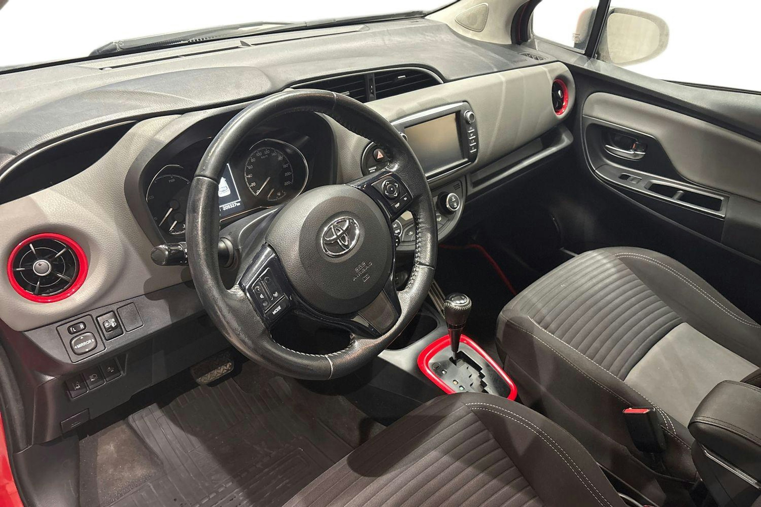 punainen Toyota Yaris 2018 kuva 7.