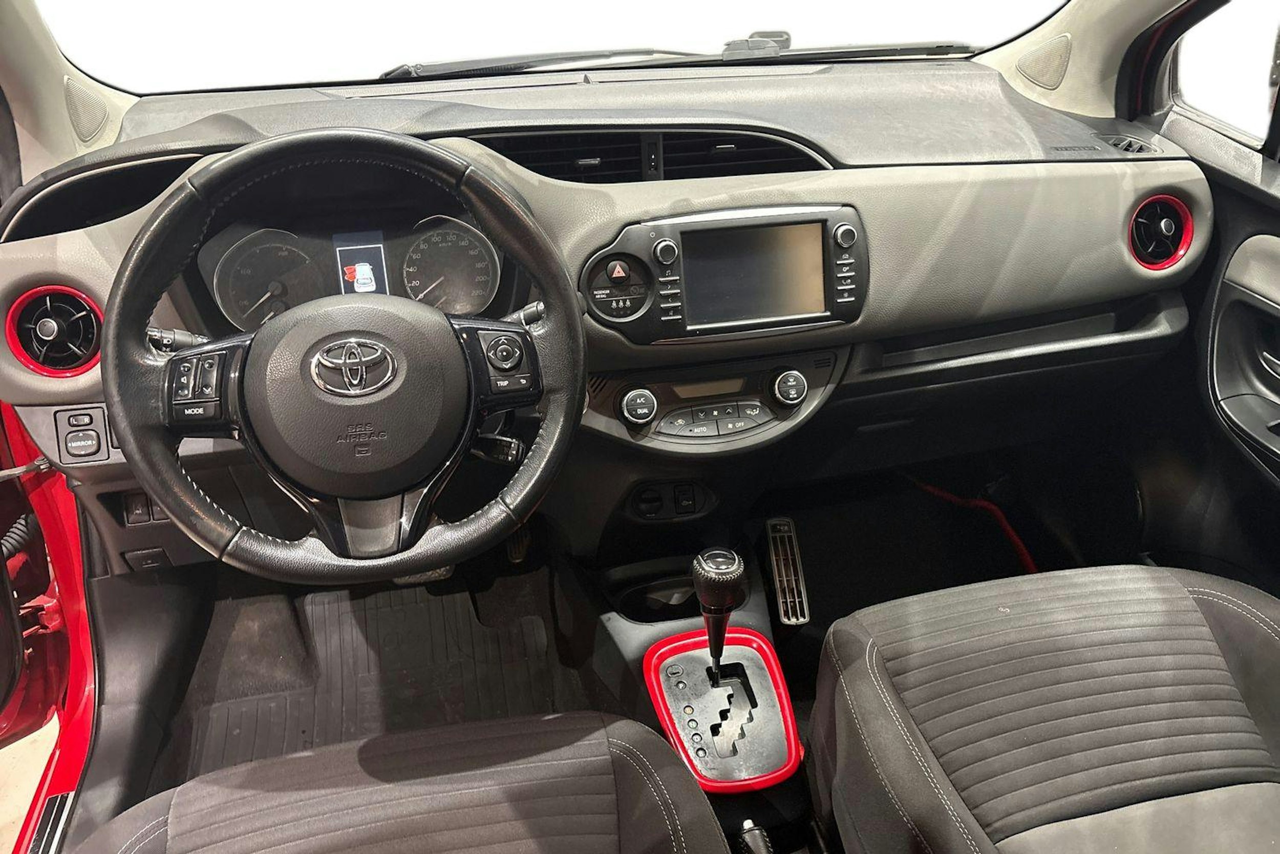 punainen Toyota Yaris 2018 kuva 9.