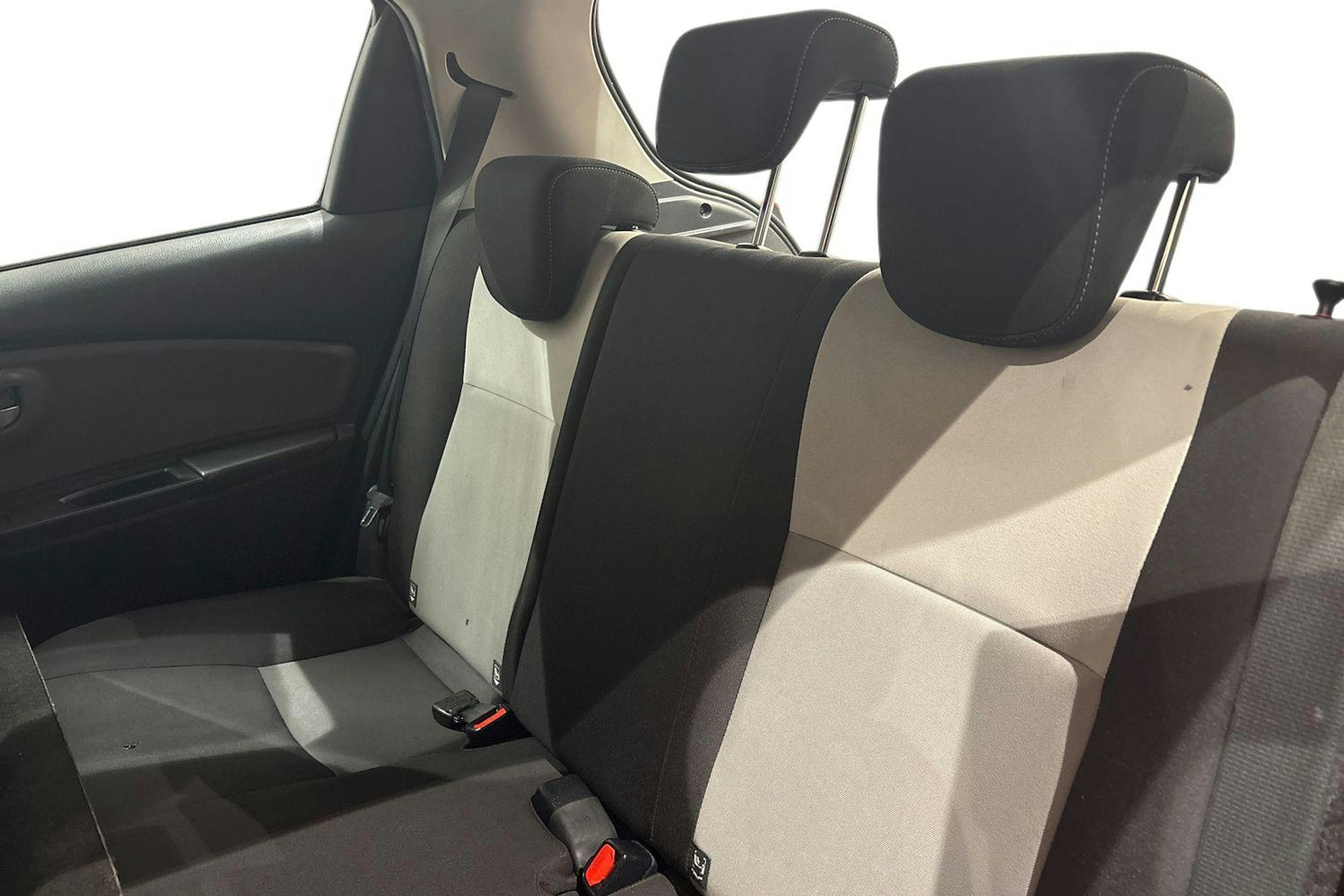 punainen Toyota Yaris 2018 kuva 10.