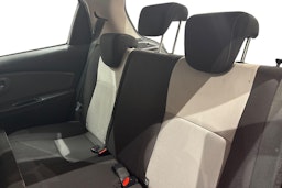 punainen Toyota Yaris 2018 kuva 10.