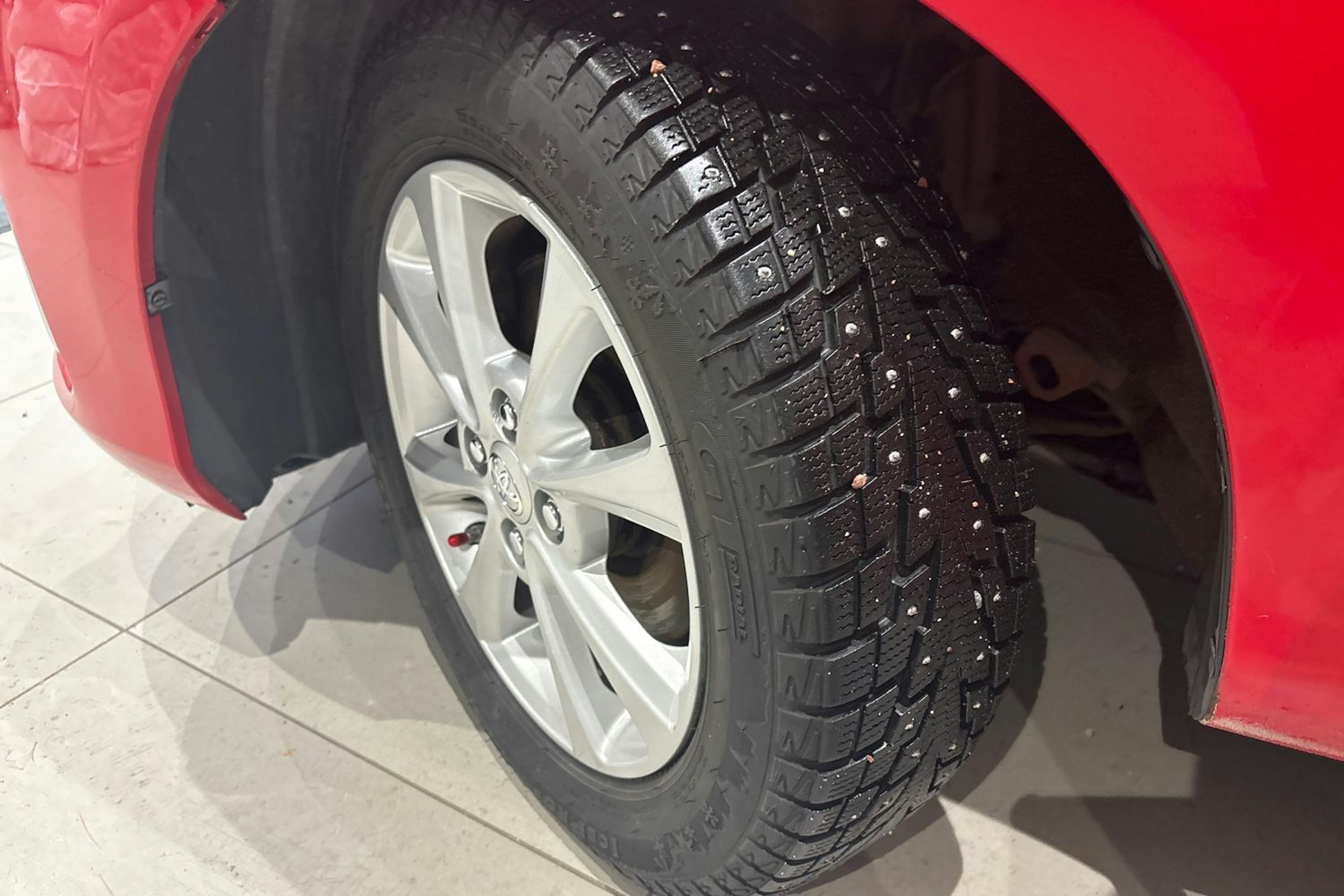 punainen Toyota Yaris 2018 kuva 13.