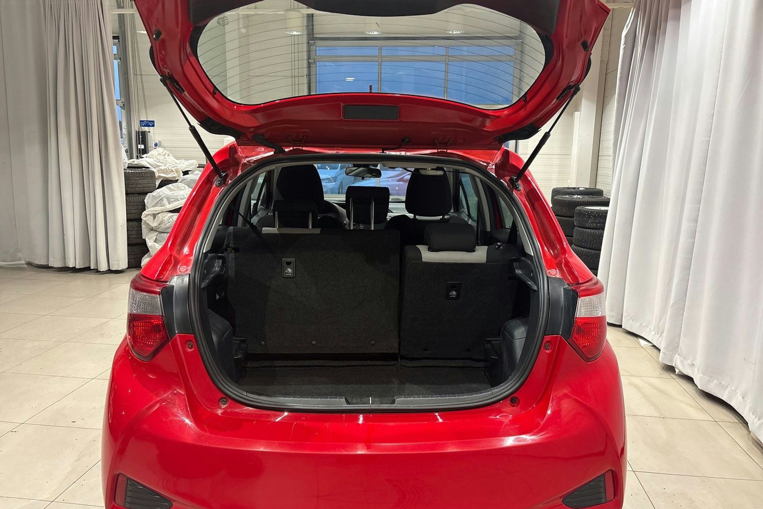 punainen Toyota Yaris 2018 kuva 16.