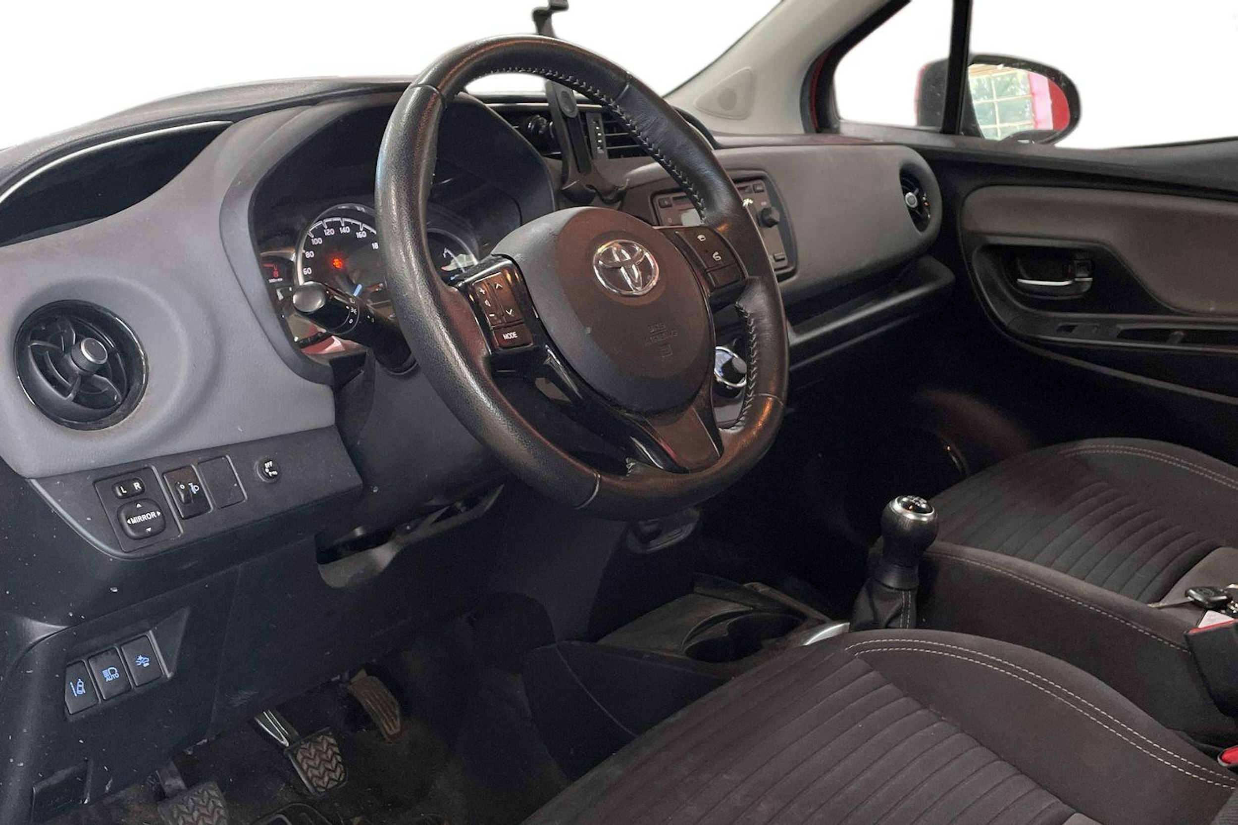 Punainen Toyota Yaris 2018 kuva 3.
