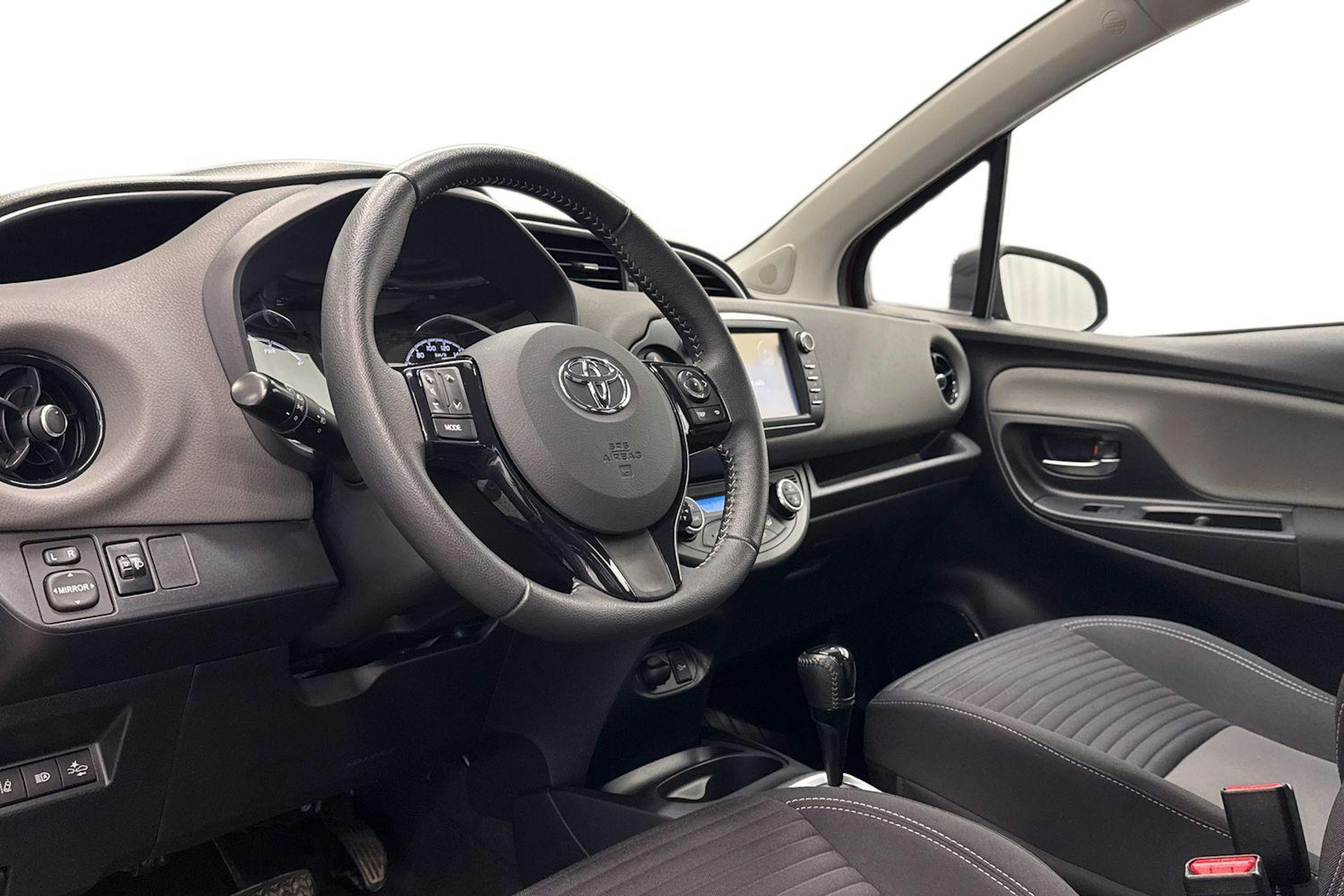 Punainen Toyota Yaris 2018 kuva 7.