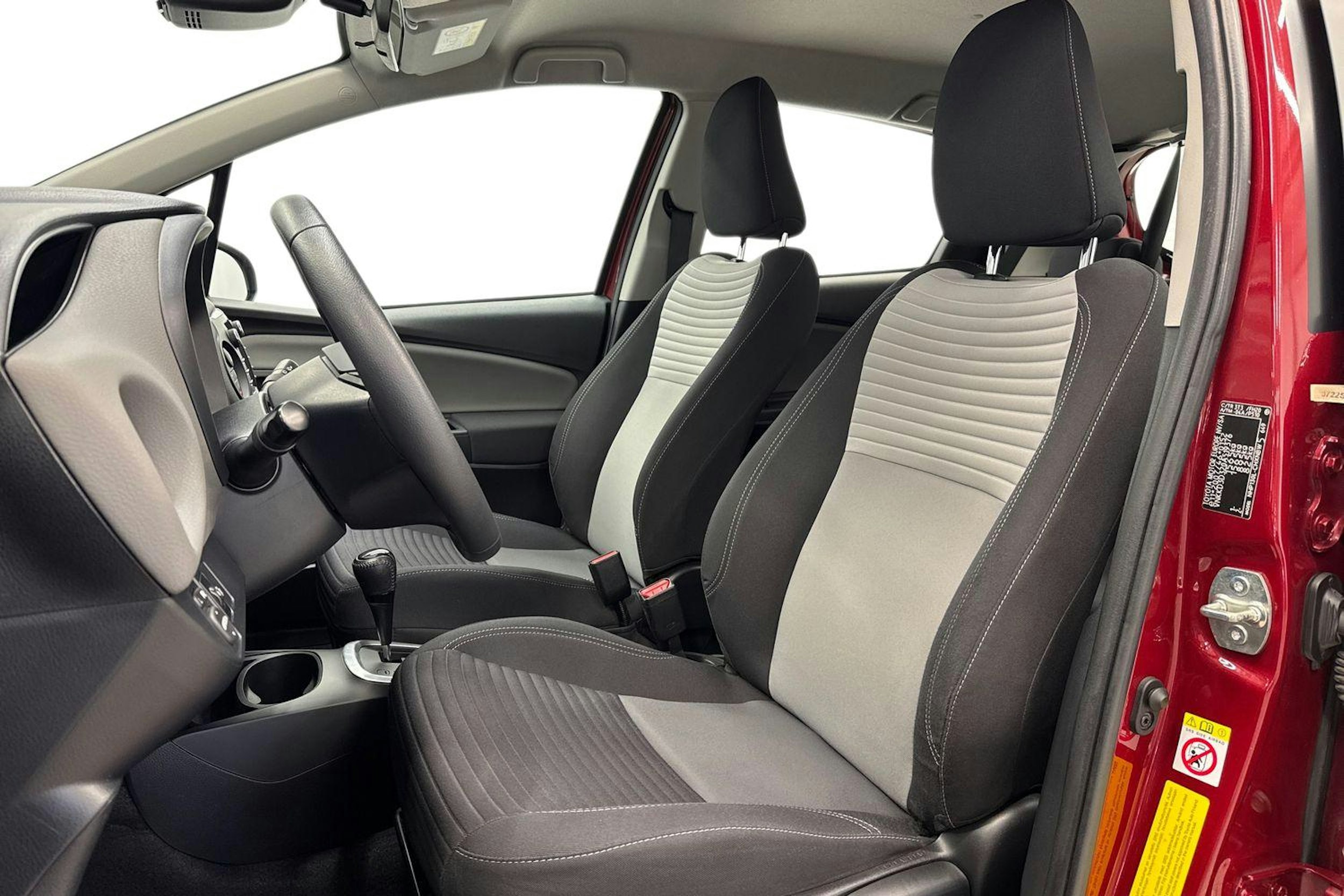 Punainen Toyota Yaris 2018 kuva 11.