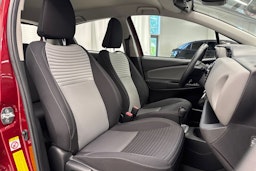 Punainen Toyota Yaris 2018 kuva 13.