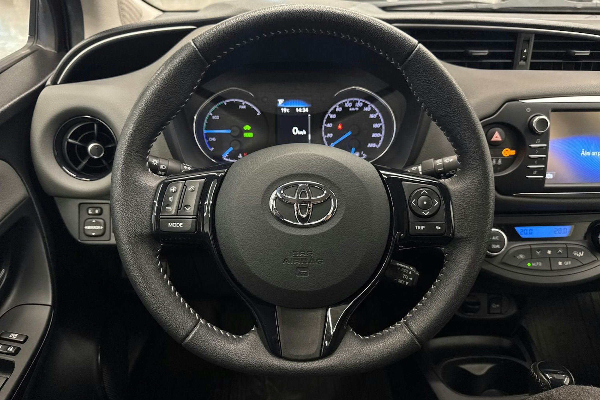 Punainen Toyota Yaris 2018 kuva 14.
