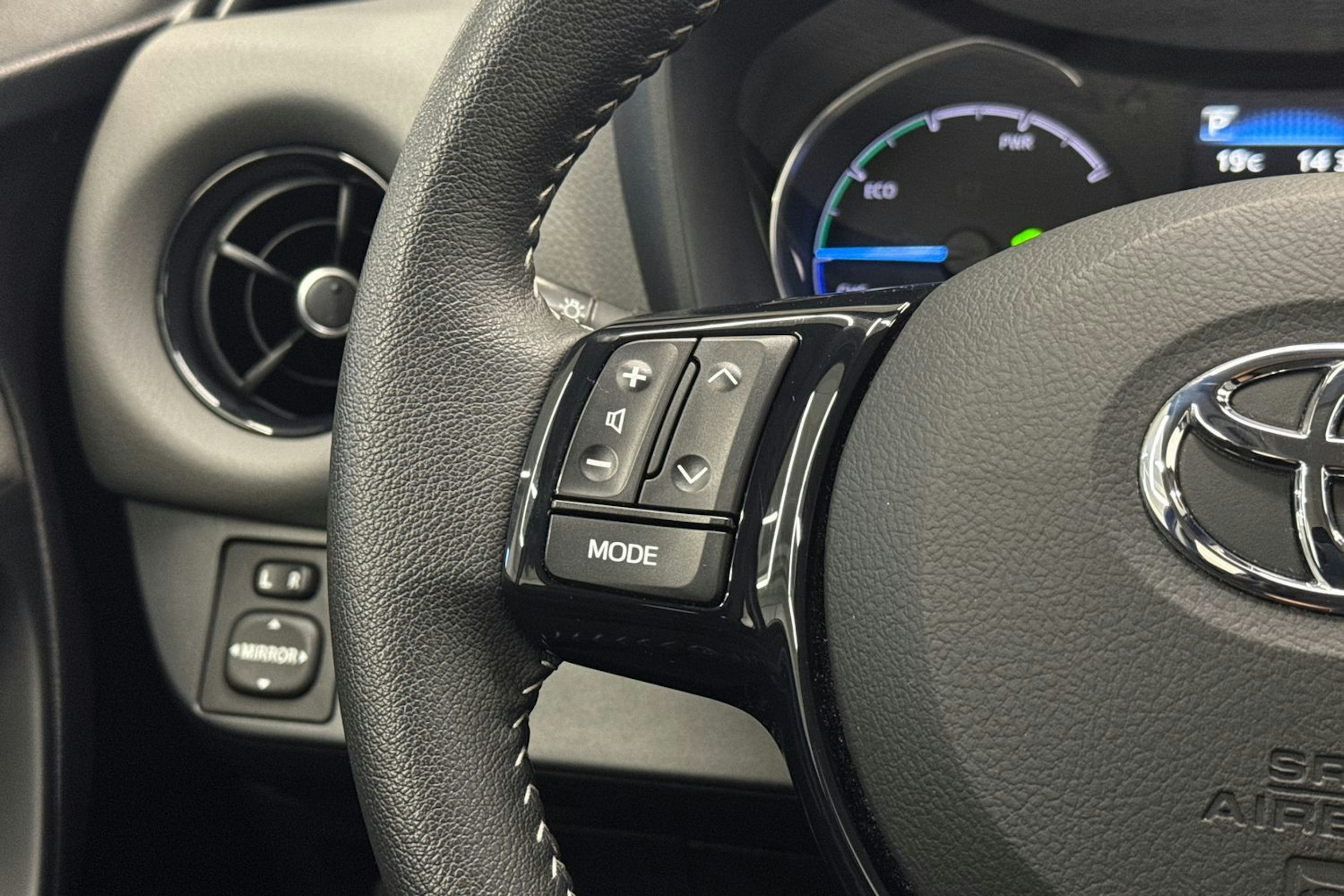 Punainen Toyota Yaris 2018 kuva 15.