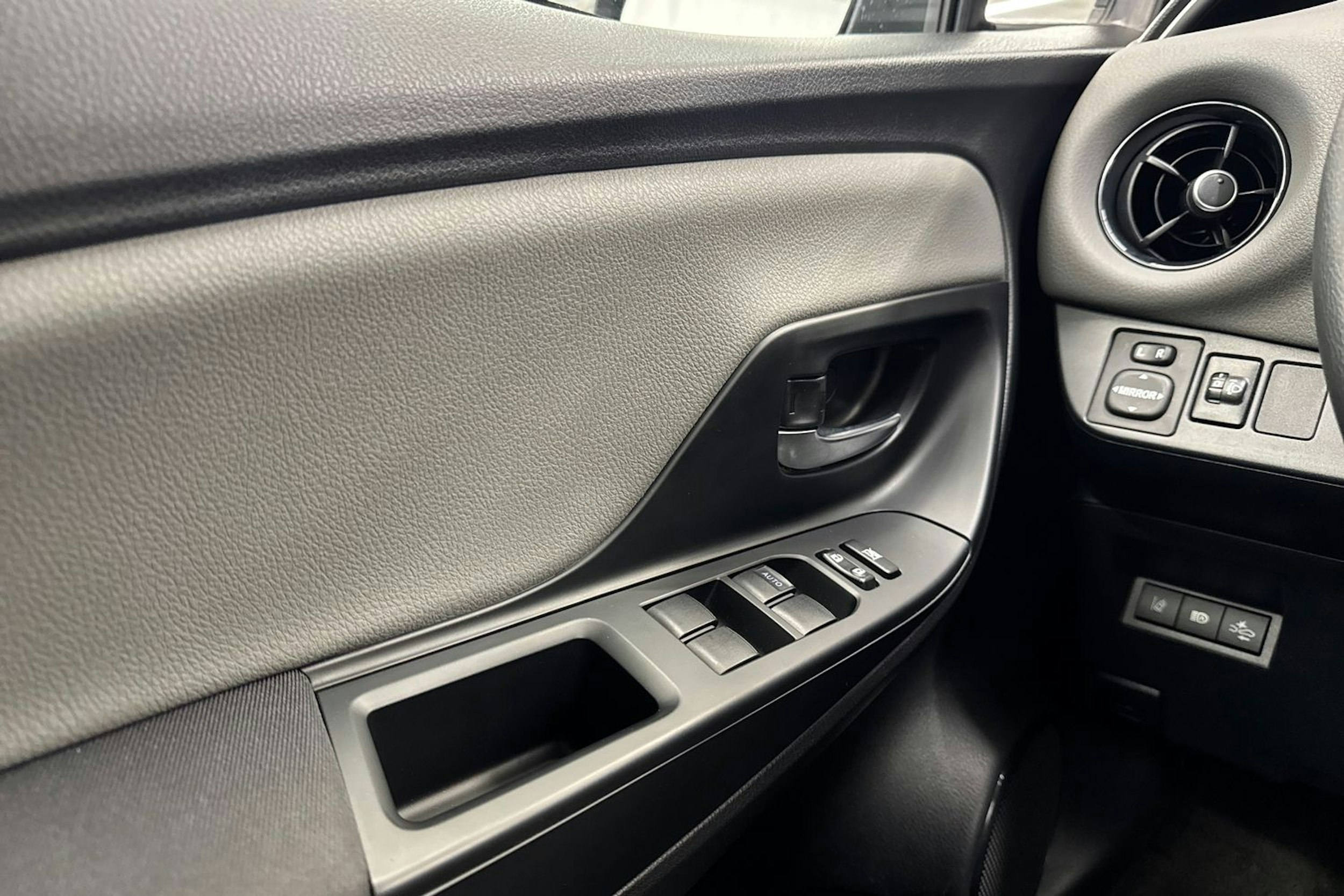 Punainen Toyota Yaris 2018 kuva 19.