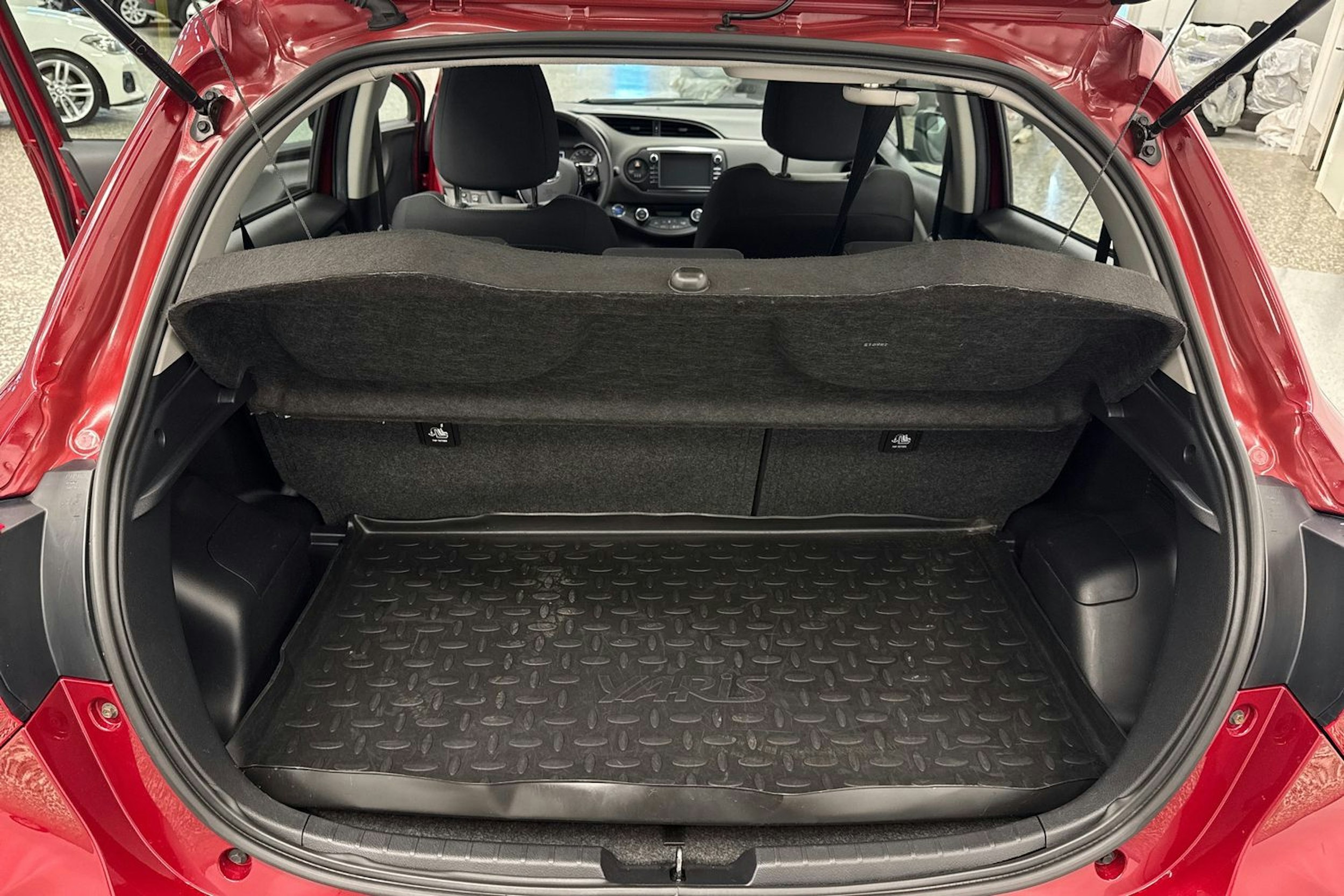 Punainen Toyota Yaris 2018 kuva 34.