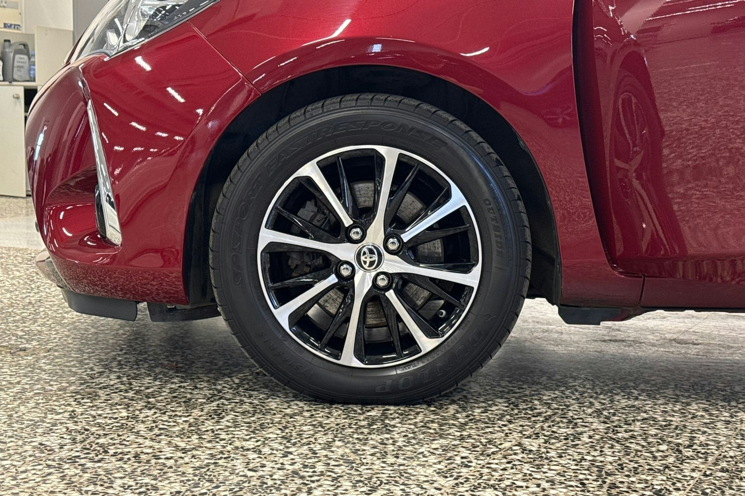 Punainen Toyota Yaris 2018 kuva 35.