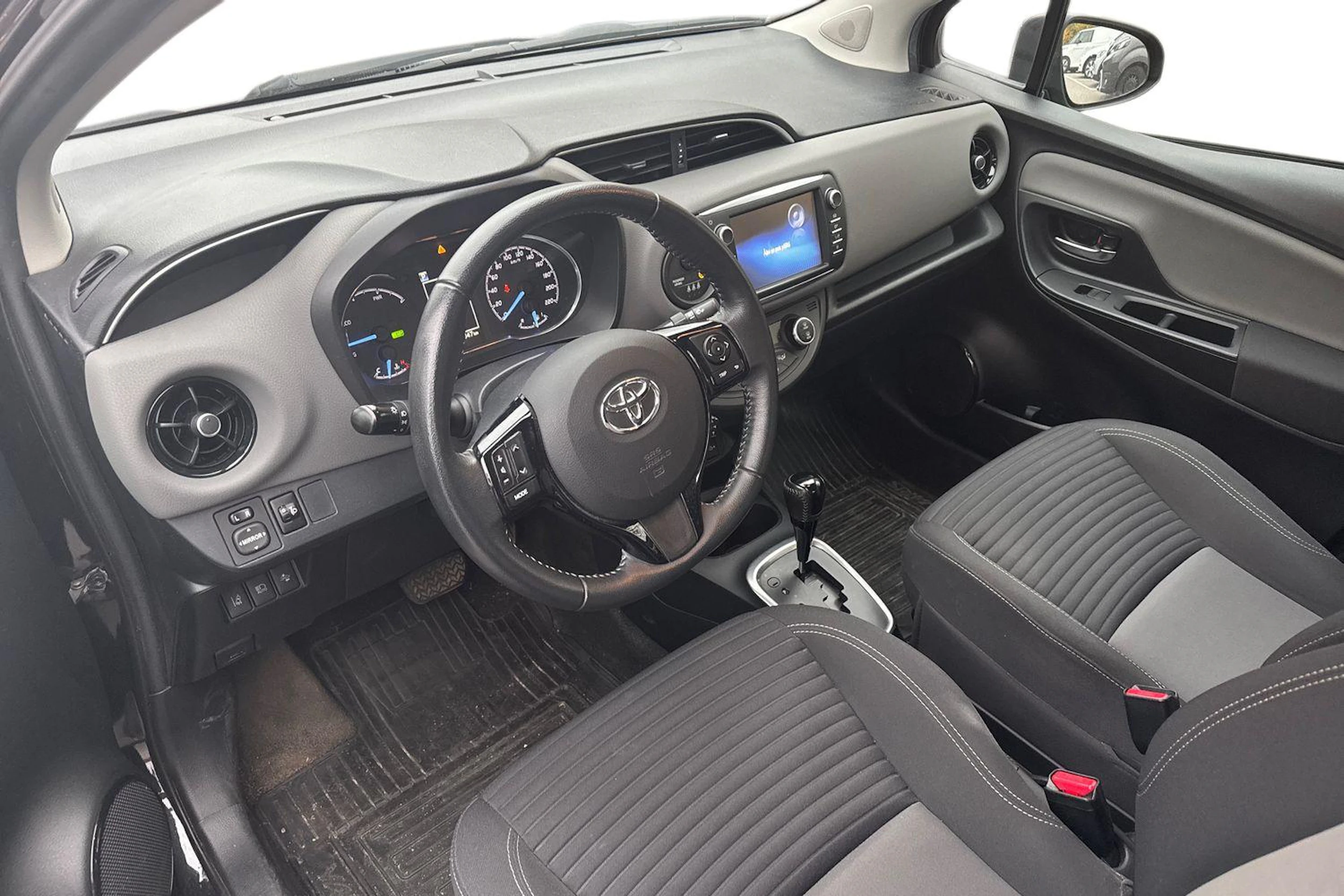 musta Toyota Yaris 2018 kuva 3.